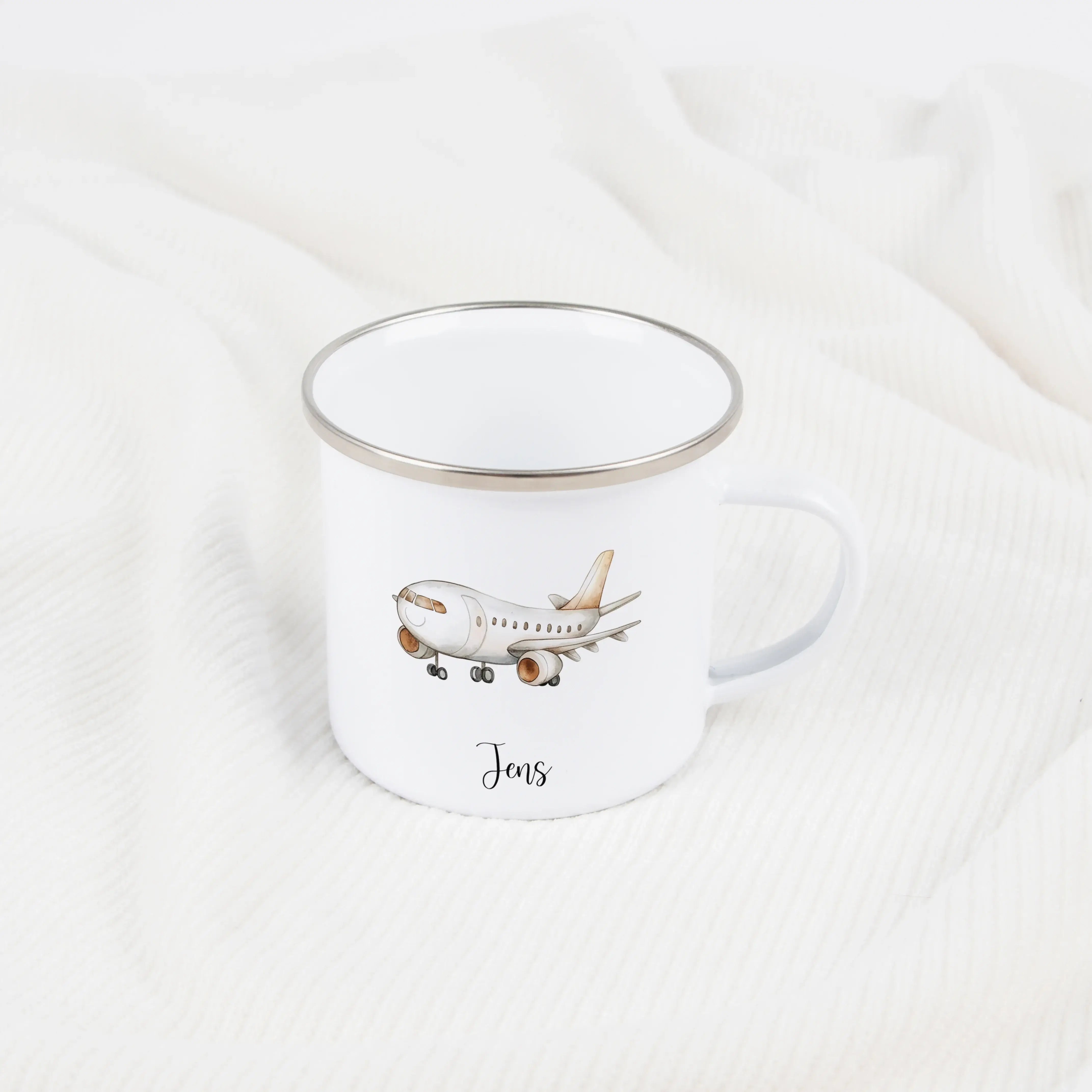 Emaille Tasse Flugzeug-Emaille Tasse-famprints-Die Emaille Tasse Flugzeug von famprints ist genau das Richtige, wenn du ein persönliches Geschenk für Kinder suchst, die Flugzeuge lieben. Das liebevoll gestaltete Motiv zeigt mehrere Flugzeugillustrationen