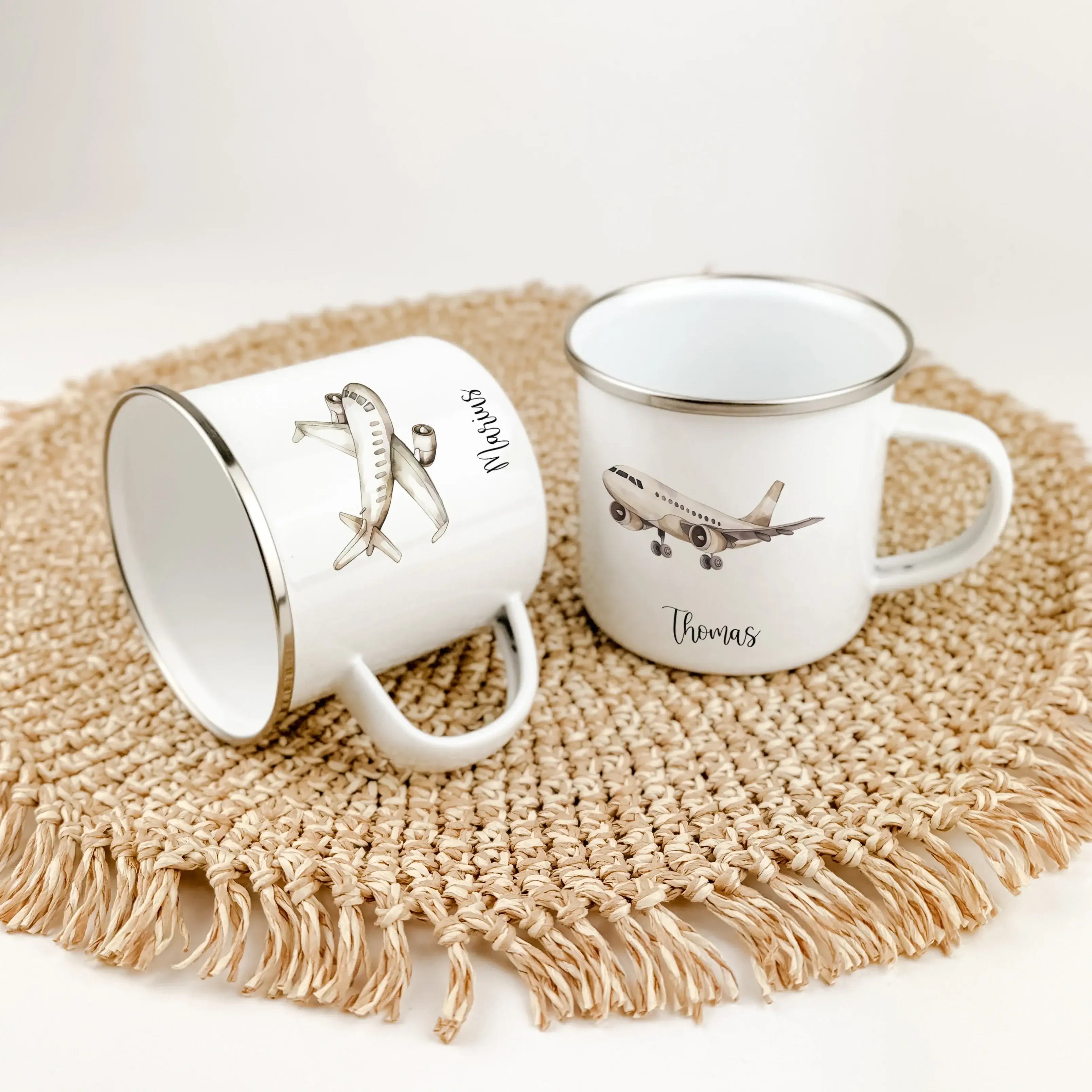 Emaille Tasse Flugzeug - Emaille Tasse - famprints - Entdecke unsere einzigartige Emaille Tasse Flugzeug – das perfekte Geschenk für kleine Flugzeugfans! Die Tasse zeigt vier verschiedene Flugzeug-Designs in stilvoller Wasserfarbe-Optik, die Kinderherzen