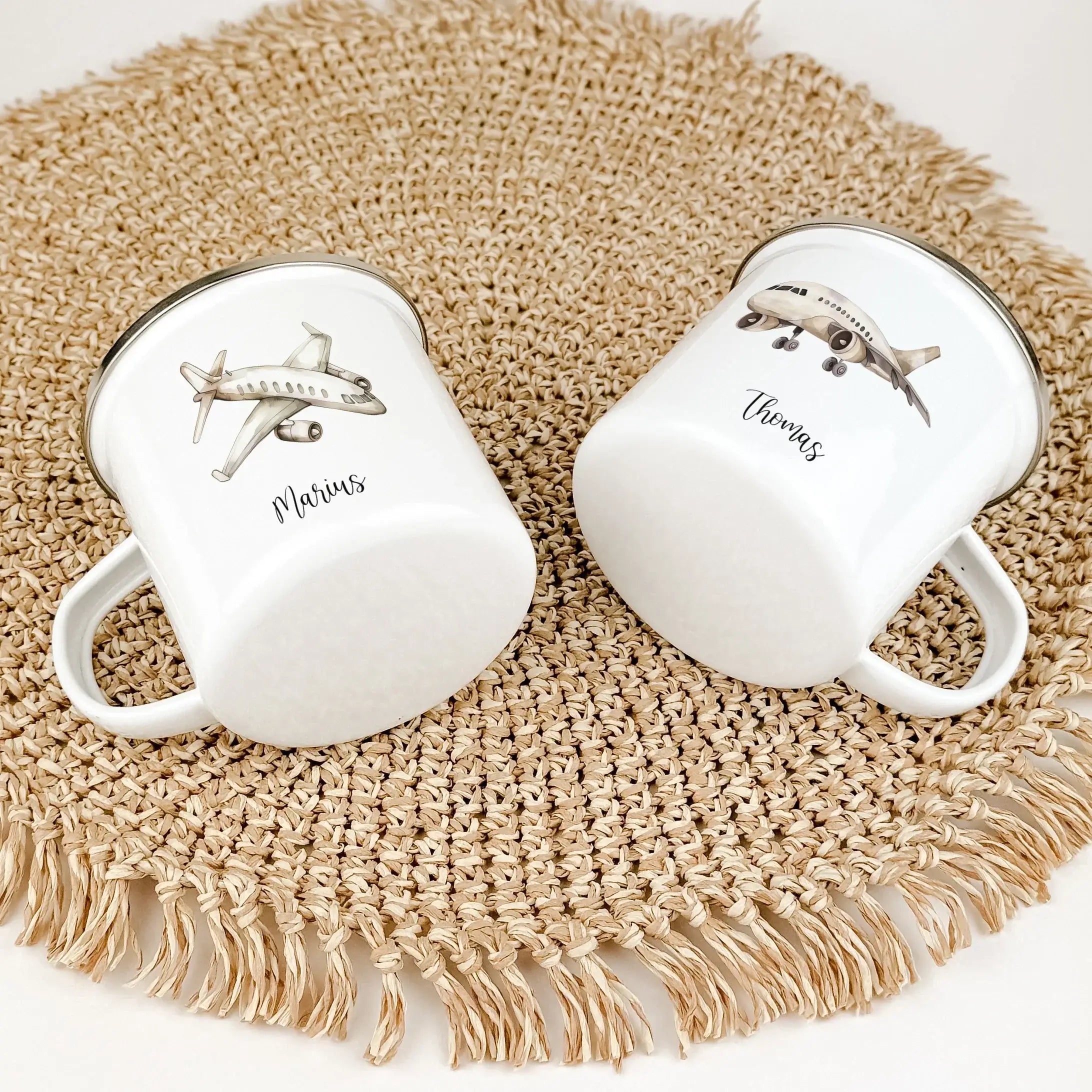 Emaille Tasse Flugzeug - Emaille Tasse - famprints - Entdecke unsere einzigartige Emaille Tasse Flugzeug – das perfekte Geschenk für kleine Flugzeugfans! Die Tasse zeigt vier verschiedene Flugzeug-Designs in stilvoller Wasserfarbe-Optik, die Kinderherzen