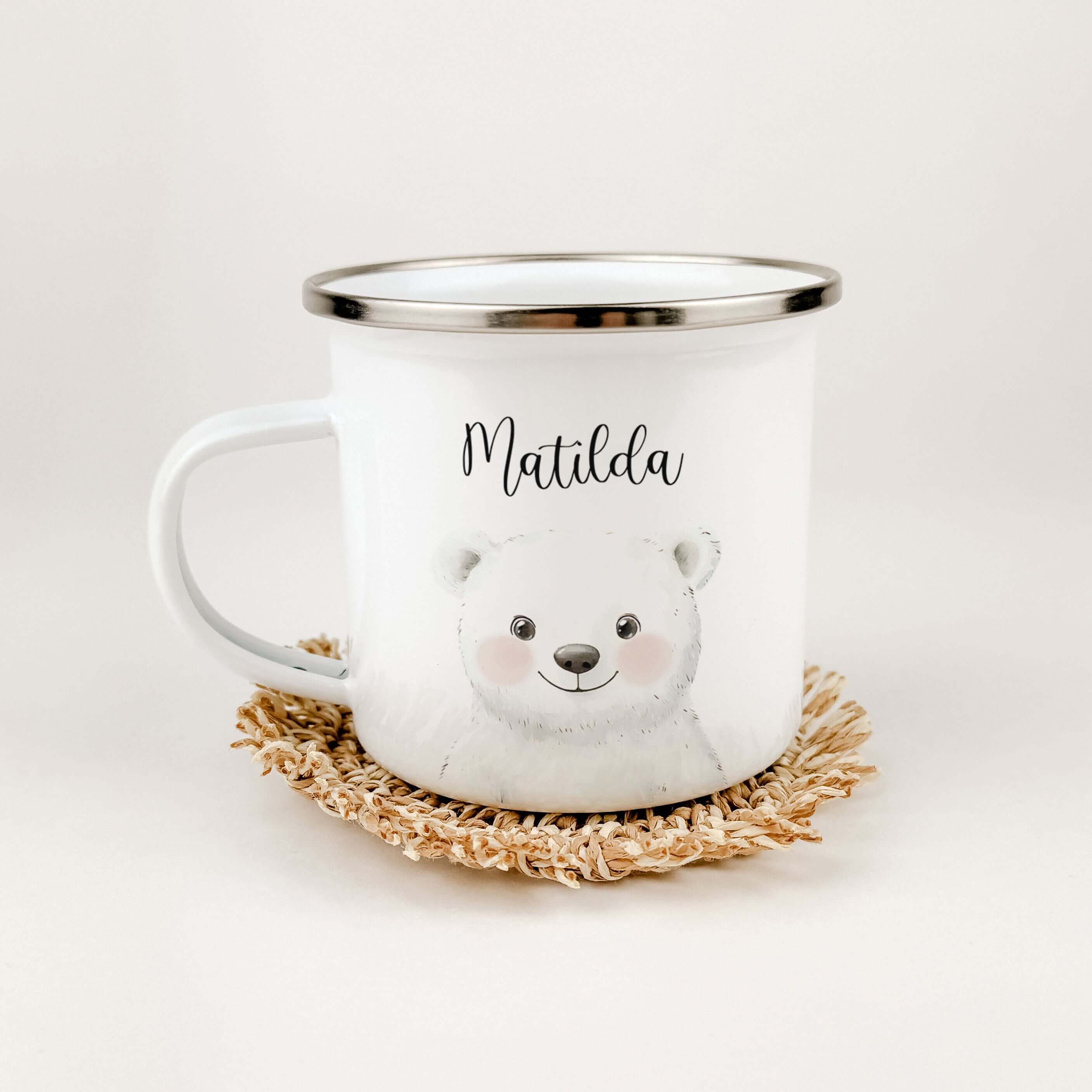 Emaille Tasse Eisbär Portrait-famprints-Emaille Tasse-Entdecke die wunderbare Emaille Tasse Eisbär Portrait – ein persönliches Highlight für jedes Kind! Diese liebevoll gestaltete Emaille Tasse personalisiert bringt ein wunderschönes Eisbären-Portrait in