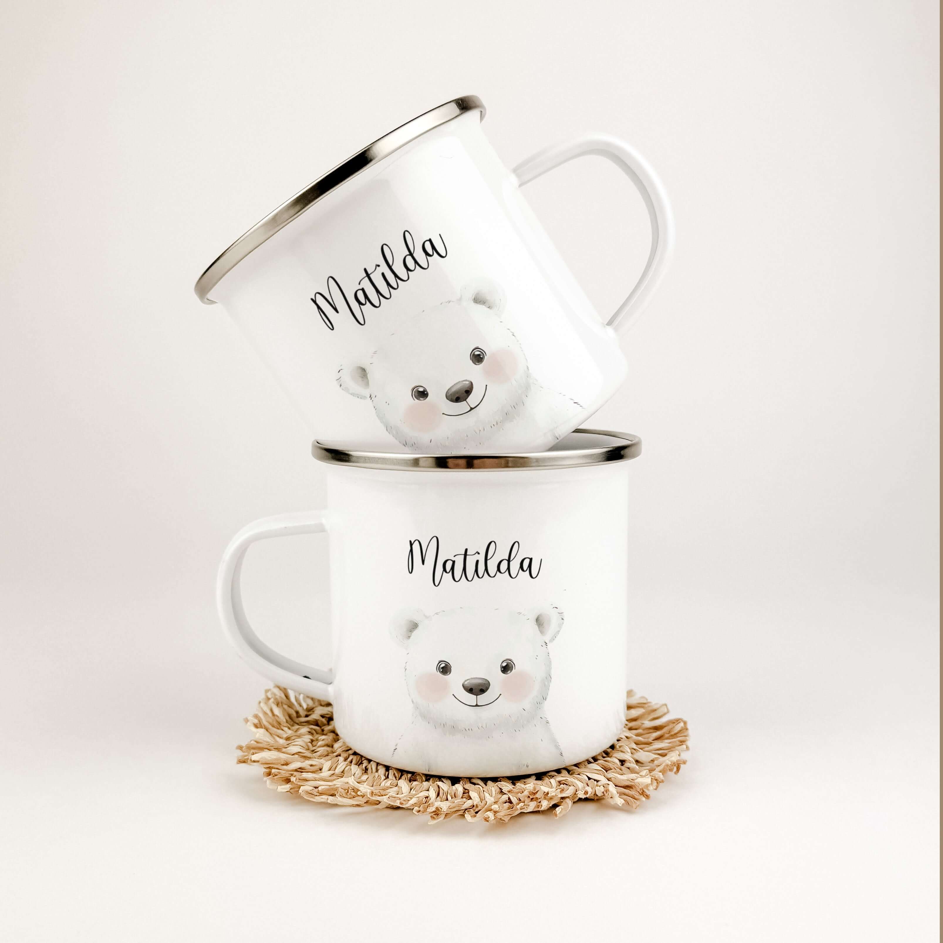 Emaille Tasse Eisbär Portrait-famprints-Emaille Tasse-Entdecke die wunderbare Emaille Tasse Eisbär Portrait – ein persönliches Highlight für jedes Kind! Diese liebevoll gestaltete Emaille Tasse personalisiert bringt ein wunderschönes Eisbären-Portrait in