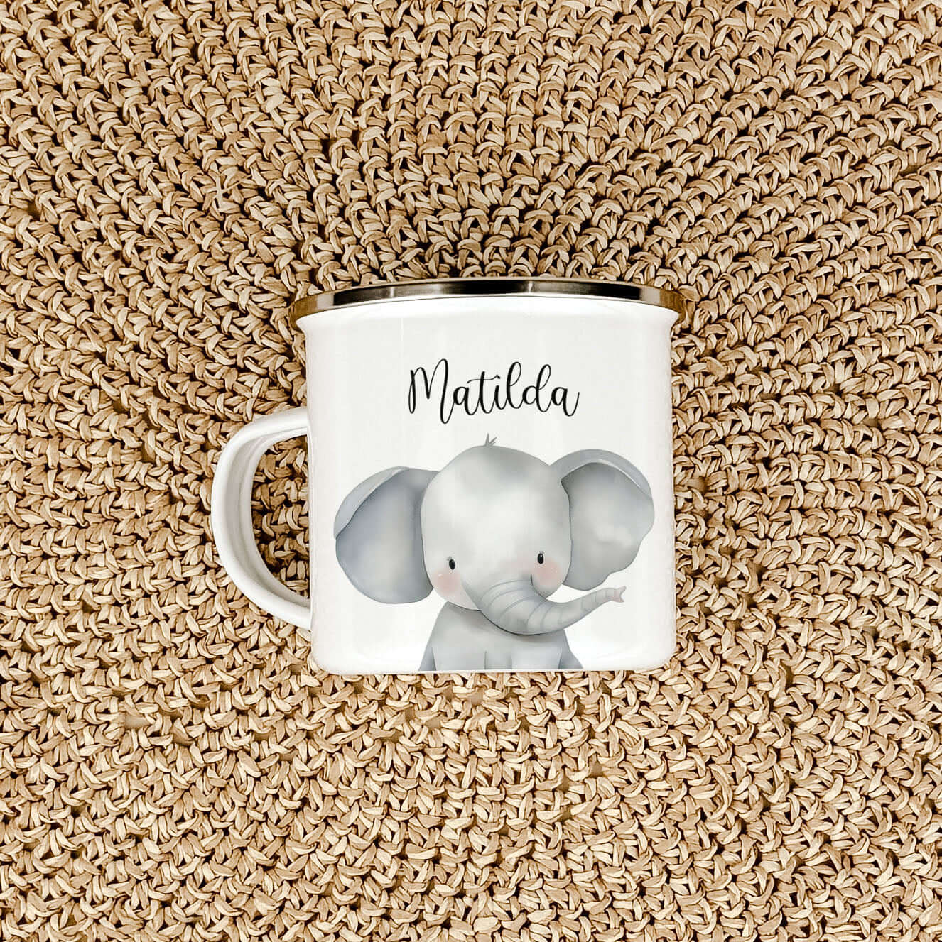 Emaille Tasse Elefant Portrait-famprints-Emaille Tasse-Entdecke die zauberhafte Emaille Tasse Elefant Portrait – das perfekte personalisierte Geschenk für kleine Abenteurer! Mit einem praktischen Fassungsvermögen von 300 ml bietet dieser Emaille Becher au