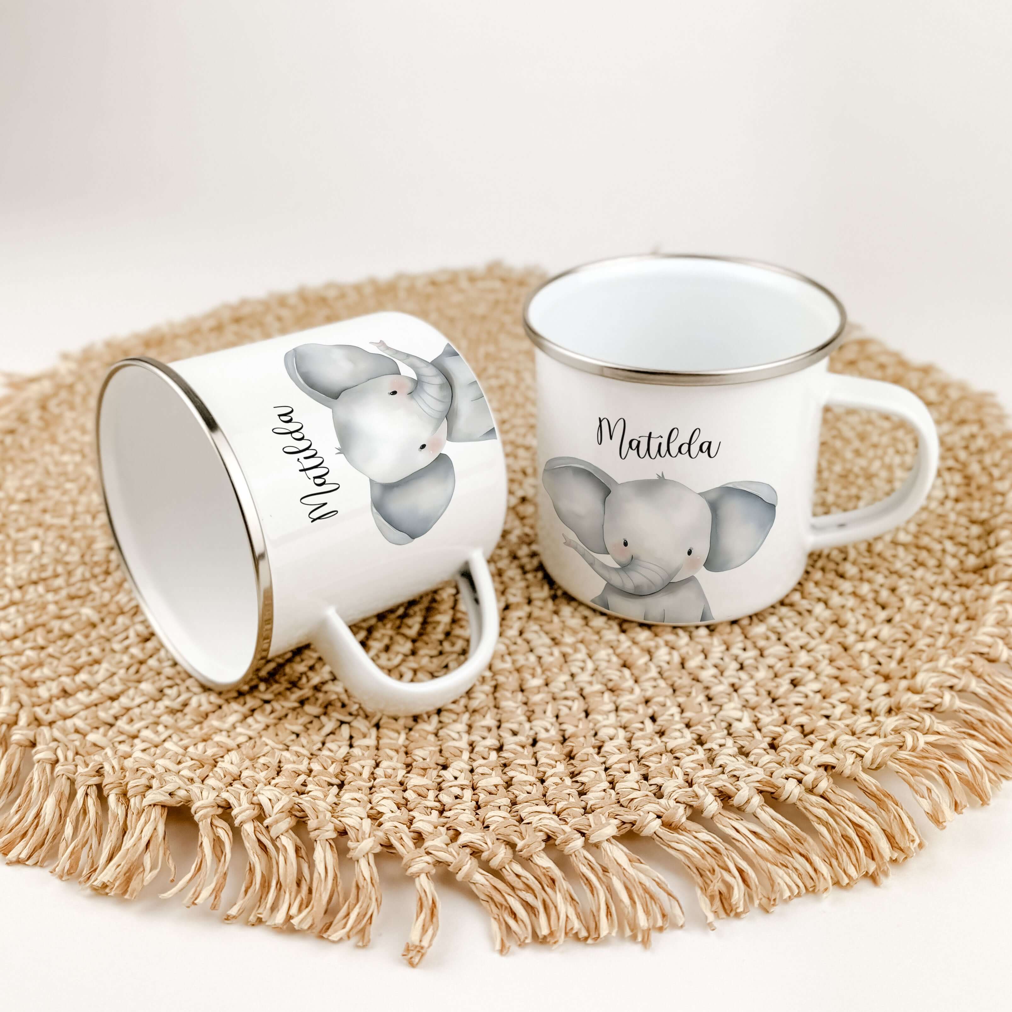 Emaille Tasse Elefant Portrait-famprints-Emaille Tasse-Entdecke die zauberhafte Emaille Tasse Elefant Portrait – das perfekte personalisierte Geschenk für kleine Abenteurer! Mit einem praktischen Fassungsvermögen von 300 ml bietet dieser Emaille Becher au