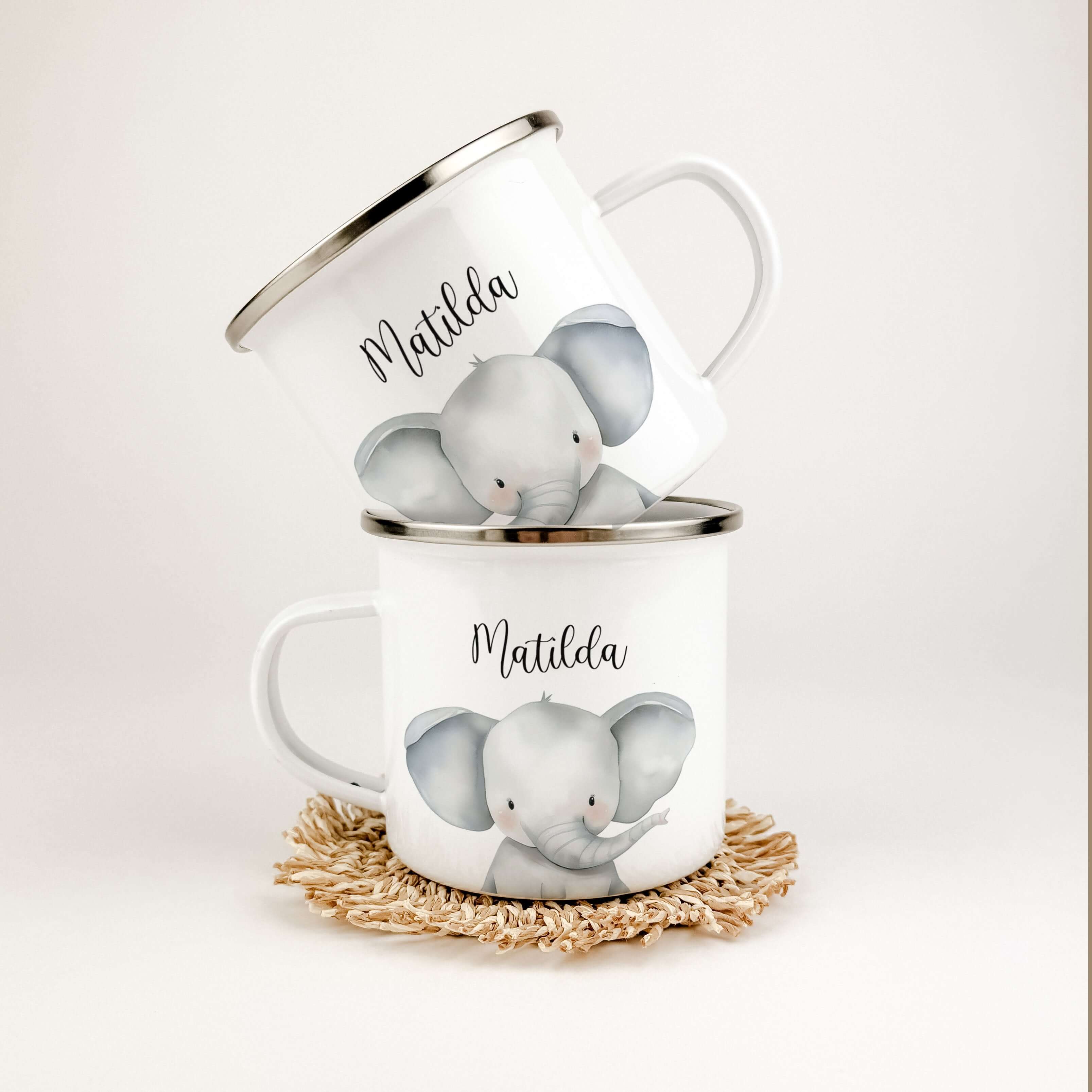Emaille Tasse Elefant Portrait-famprints-Emaille Tasse-Entdecke die zauberhafte Emaille Tasse Elefant Portrait – das perfekte personalisierte Geschenk für kleine Abenteurer! Mit einem praktischen Fassungsvermögen von 300 ml bietet dieser Emaille Becher au