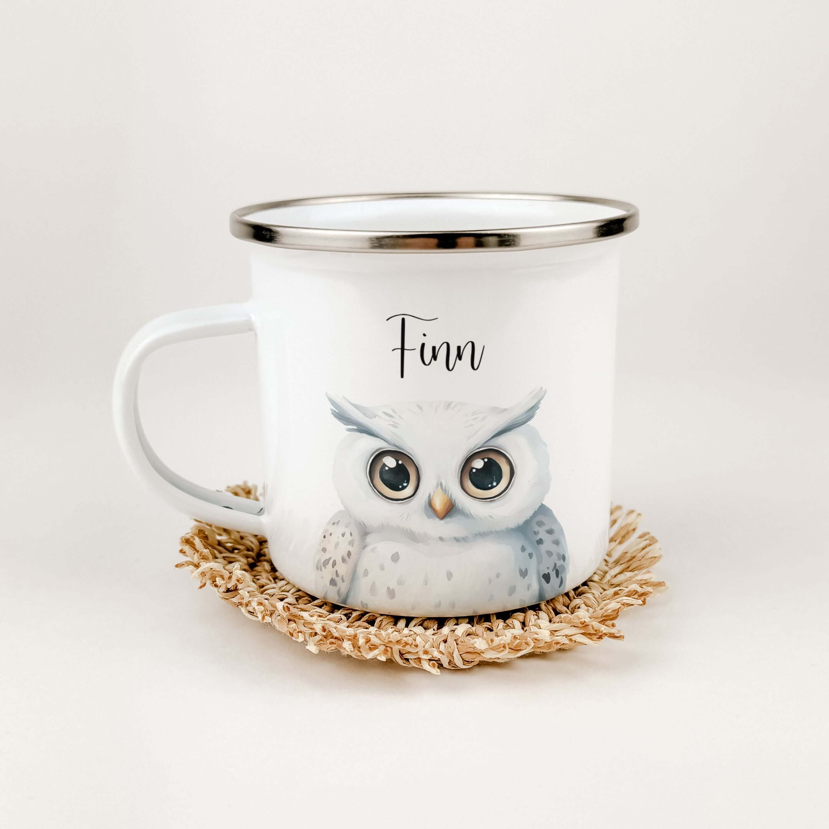 Emaille Tasse Eule Portrait-famprints-Emaille Tasse-Entdecke die zauberhafte Emaille Tasse Eule Portrait – das ideale personalisierte Geschenk für Kinder! Egal ob zur Einschulung, Taufe, Ostern, Weihnachten oder an Geburtstagen, diese Emaille Tasse person