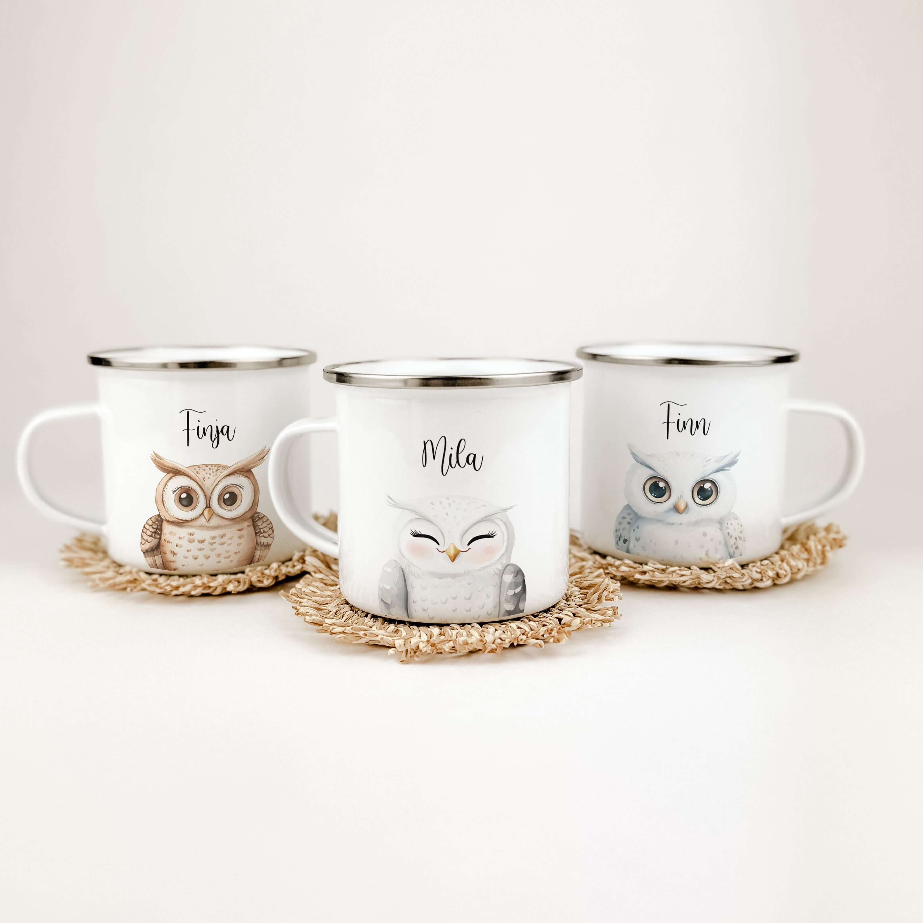 Emaille Tasse Eule Portrait-famprints-Emaille Tasse-Entdecke die zauberhafte Emaille Tasse Eule Portrait – das ideale personalisierte Geschenk für Kinder! Egal ob zur Einschulung, Taufe, Ostern, Weihnachten oder an Geburtstagen, diese Emaille Tasse person