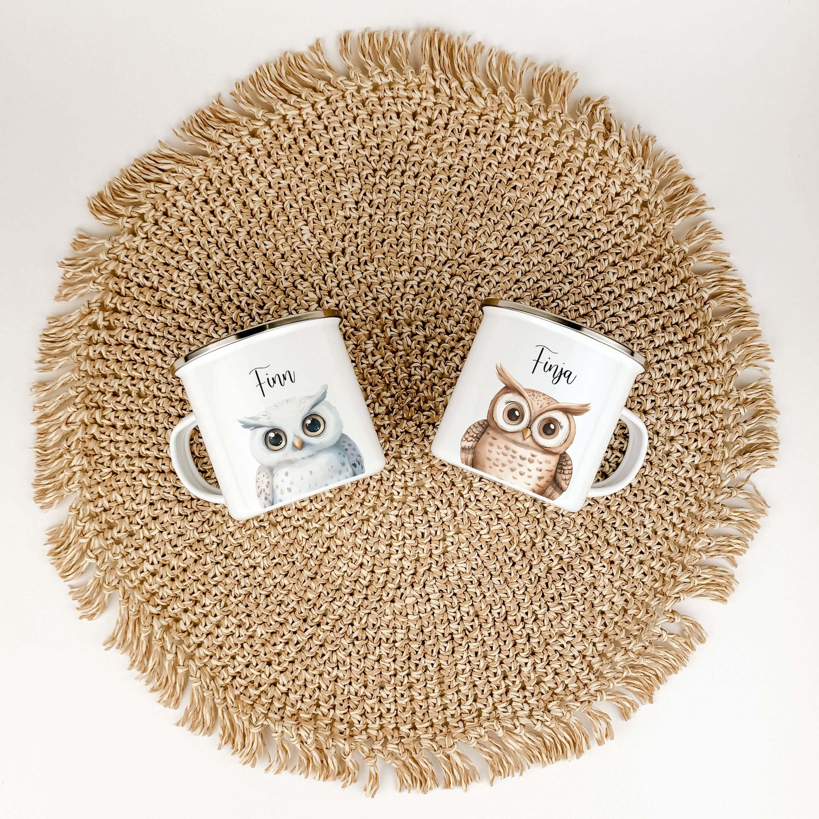 Emaille Tasse Eule Portrait-famprints-Emaille Tasse-Entdecke die zauberhafte Emaille Tasse Eule Portrait – das ideale personalisierte Geschenk für Kinder! Egal ob zur Einschulung, Taufe, Ostern, Weihnachten oder an Geburtstagen, diese Emaille Tasse person