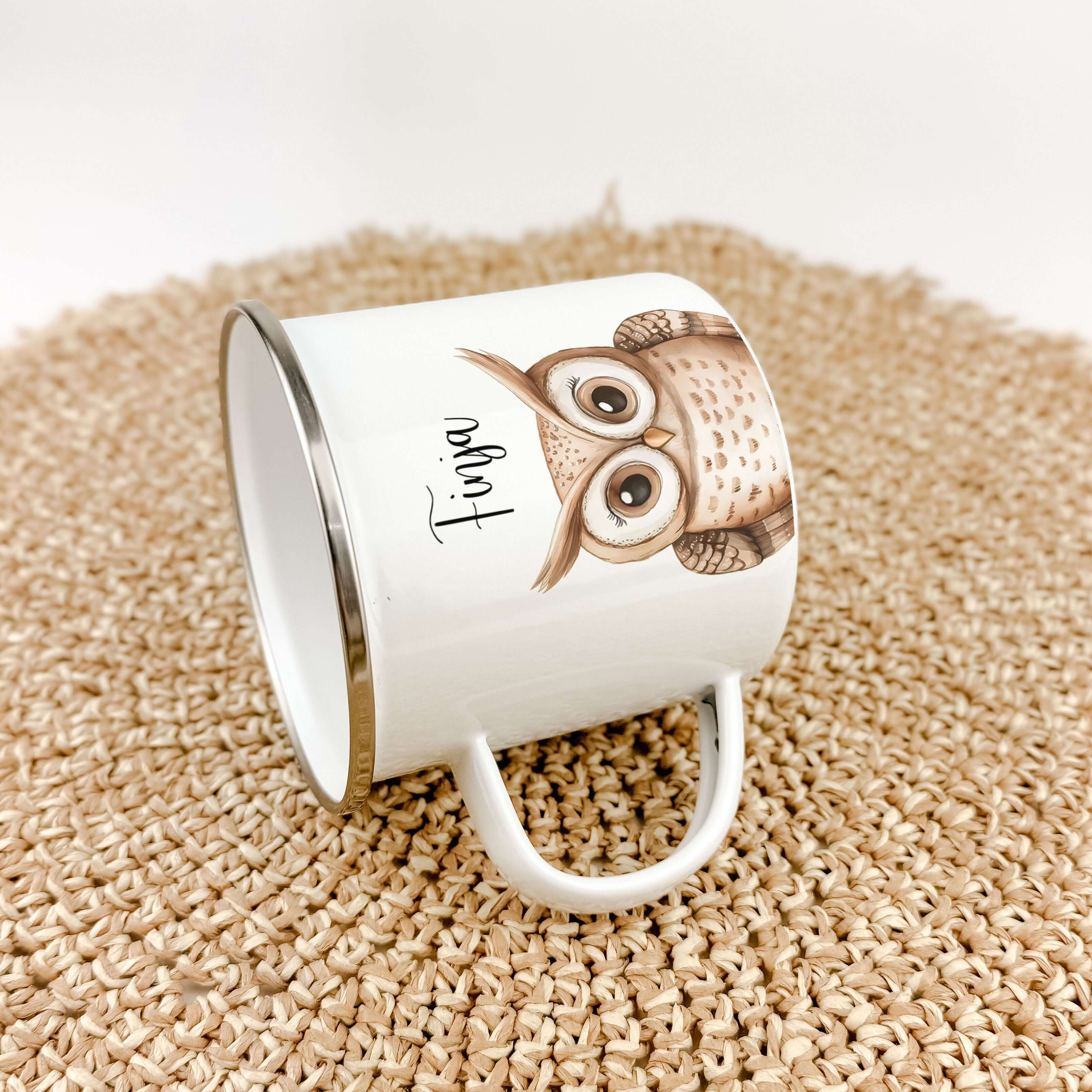 Emaille Tasse Eule Portrait-famprints-Emaille Tasse-Entdecke die zauberhafte Emaille Tasse Eule Portrait – das ideale personalisierte Geschenk für Kinder! Egal ob zur Einschulung, Taufe, Ostern, Weihnachten oder an Geburtstagen, diese Emaille Tasse person