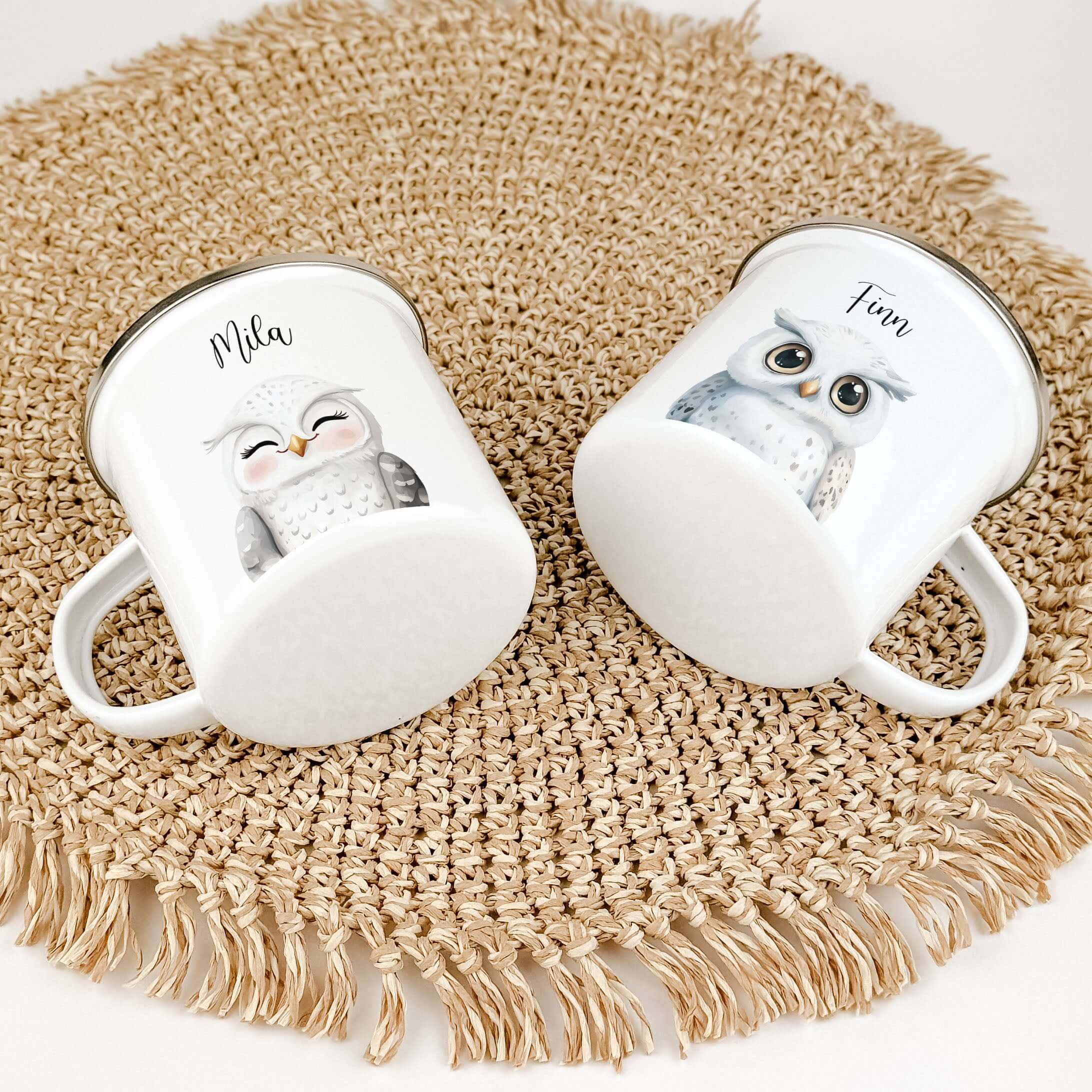 Emaille Tasse Eule Portrait-famprints-Emaille Tasse-Entdecke die zauberhafte Emaille Tasse Eule Portrait – das ideale personalisierte Geschenk für Kinder! Egal ob zur Einschulung, Taufe, Ostern, Weihnachten oder an Geburtstagen, diese Emaille Tasse person