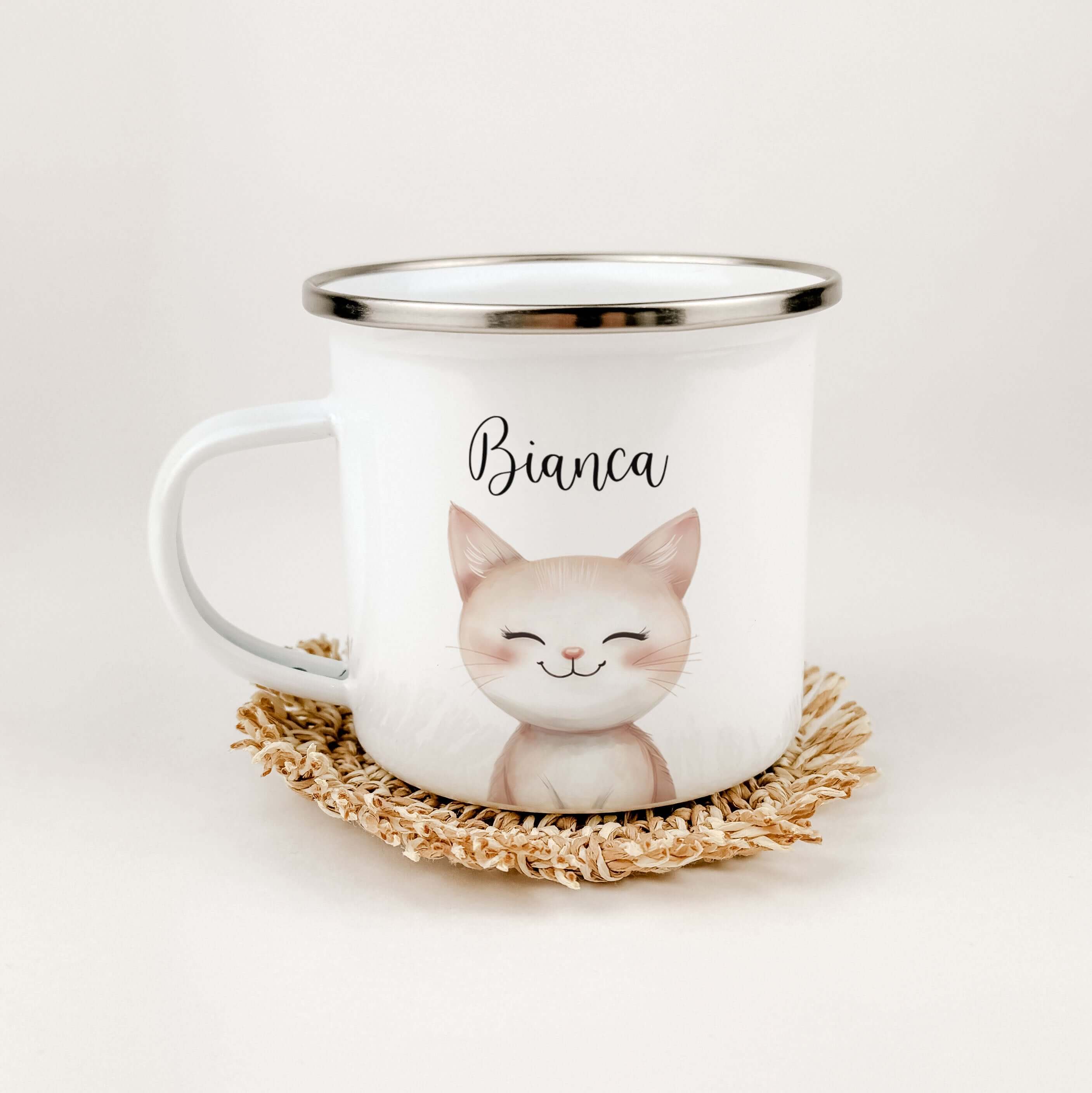 Emaille Tasse Katze Portrait-famprints-Emaille Tasse-Entdecke die bezaubernde Emaille Tasse Katze Portrait – ein einzigartiges, personalisiertes Geschenk, das Herzen höher schlagen lässt! Diese Emaille Tasse wird mit einem charmanten Katzenporträt in Aqua