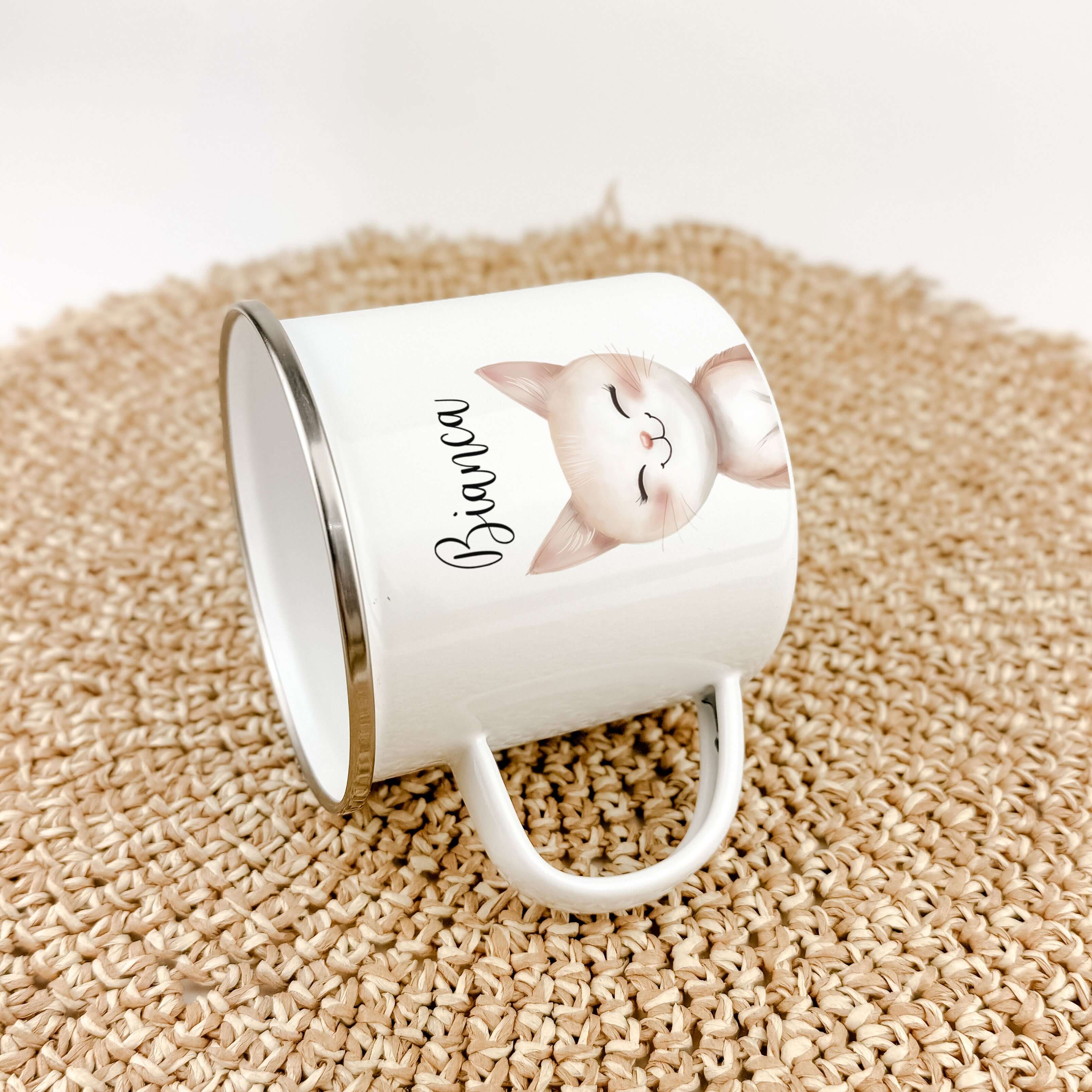 Emaille Tasse Katze Portrait-famprints-Emaille Tasse-Entdecke die bezaubernde Emaille Tasse Katze Portrait – ein einzigartiges, personalisiertes Geschenk, das Herzen höher schlagen lässt! Diese Emaille Tasse wird mit einem charmanten Katzenporträt in Aqua