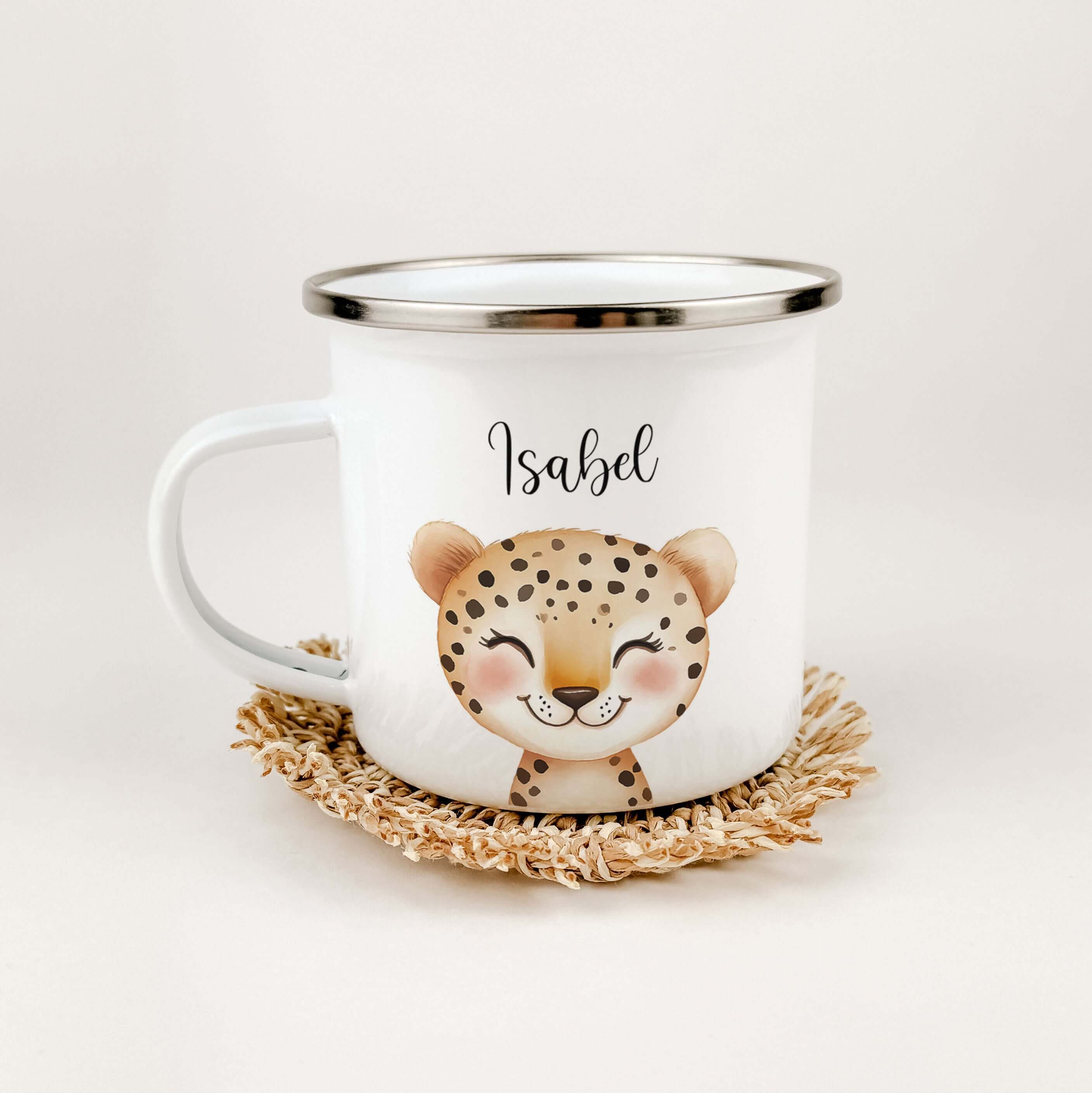 Emaille Tasse Leopard Portrait-famprints-Emaille Tasse-Entdecke die charmante Emaille Tasse Leopard Portrait – eine personalisierte Emaille Tasse, die mit einem zauberhaften Leopard-Porträt in wunderschöner Aquarell-Optik veredelt ist. Diese auffällige Ta