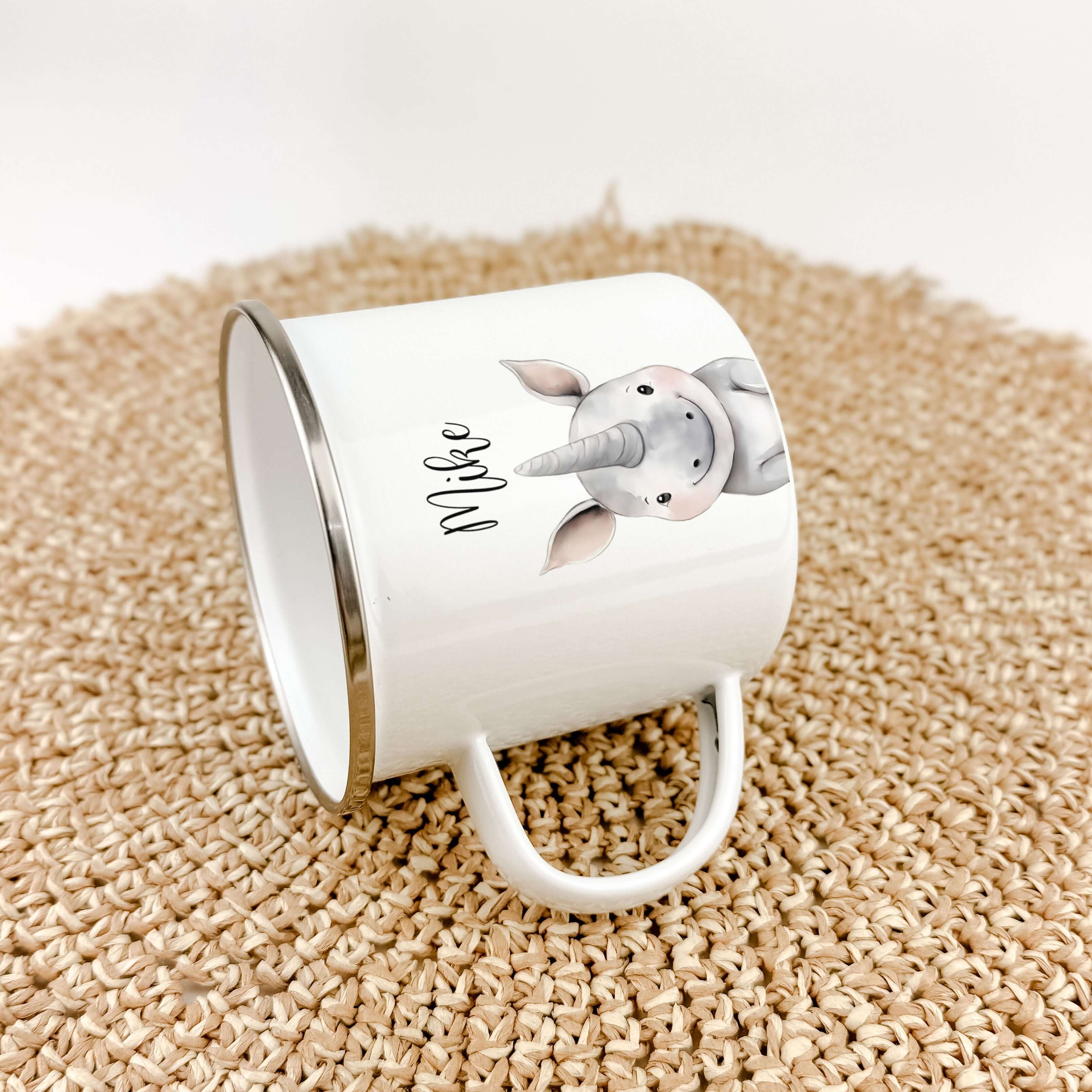 Emaille Tasse Nashorn Portrait-famprints-Emaille Tasse-Die Emaille Tasse Nashorn Portrait ist ein einzigartiges, personalisiertes Geschenk, das mit viel Liebe zum Detail für dich hergestellt wird. Das wunderschöne Nashorn im Aquarell-Look sorgt für einen