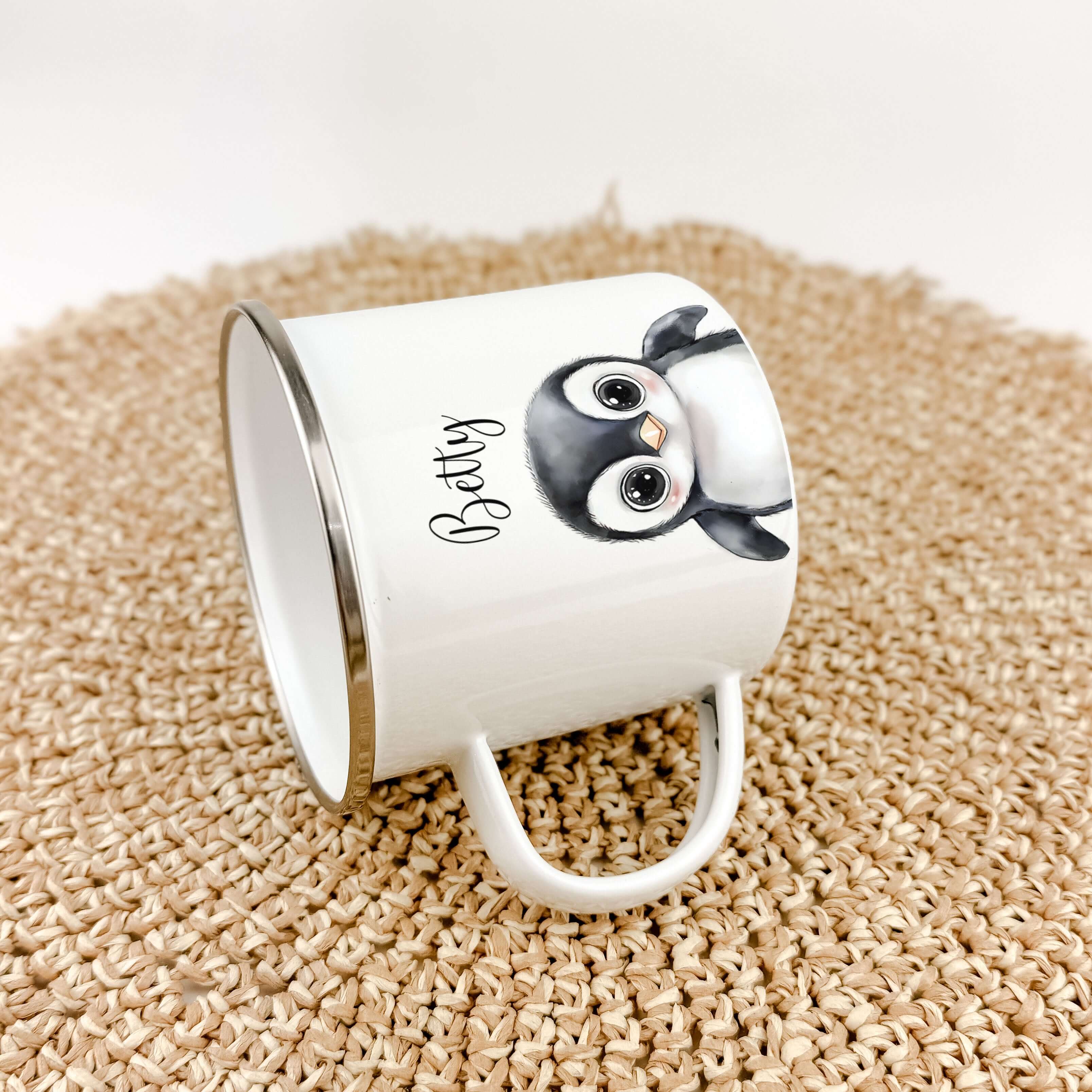 Emaille Tasse Pinguin Portrait-famprints-Emaille Tasse-Entdecke die Emaille Tasse Pinguin Portrait – dein neues Lieblingsstück! Diese personalisierte Emaille Tasse verleiht jedem Getränk einen Hauch von Magie. Das liebevoll gestaltete Pinguin-Portrait in