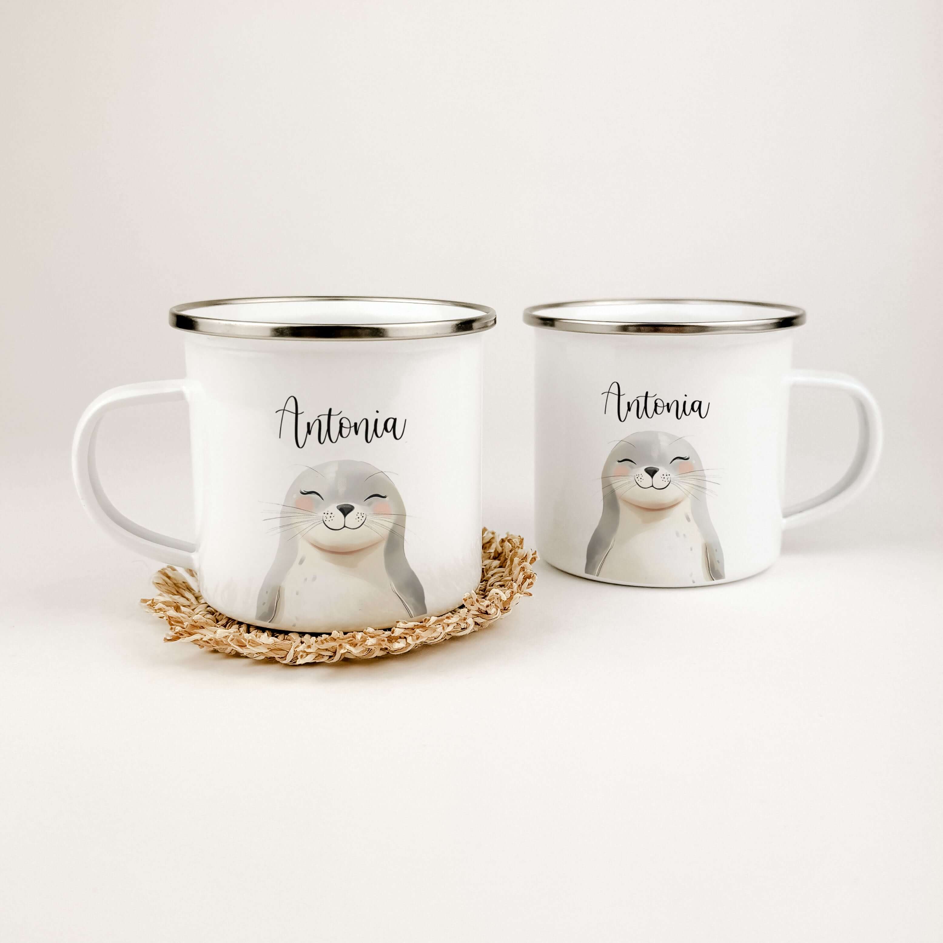 Emaille Tasse Robbe Portrait-famprints-Emaille Tasse-Entdecke die bezaubernde Emaille Tasse Robbe Portrait – das ideale personalisierte Geschenk für Kinder! Diese charmante Kindertasse begeistert mit einem wunderschönen Robbenporträt in lebendigen Aquarel
