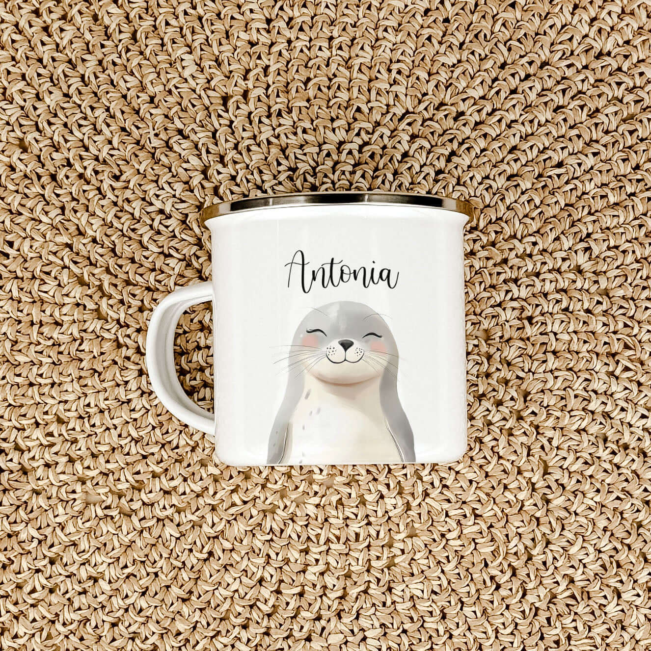 Emaille Tasse Robbe Portrait-famprints-Emaille Tasse-Entdecke die bezaubernde Emaille Tasse Robbe Portrait – das ideale personalisierte Geschenk für Kinder! Diese charmante Kindertasse begeistert mit einem wunderschönen Robbenporträt in lebendigen Aquarel