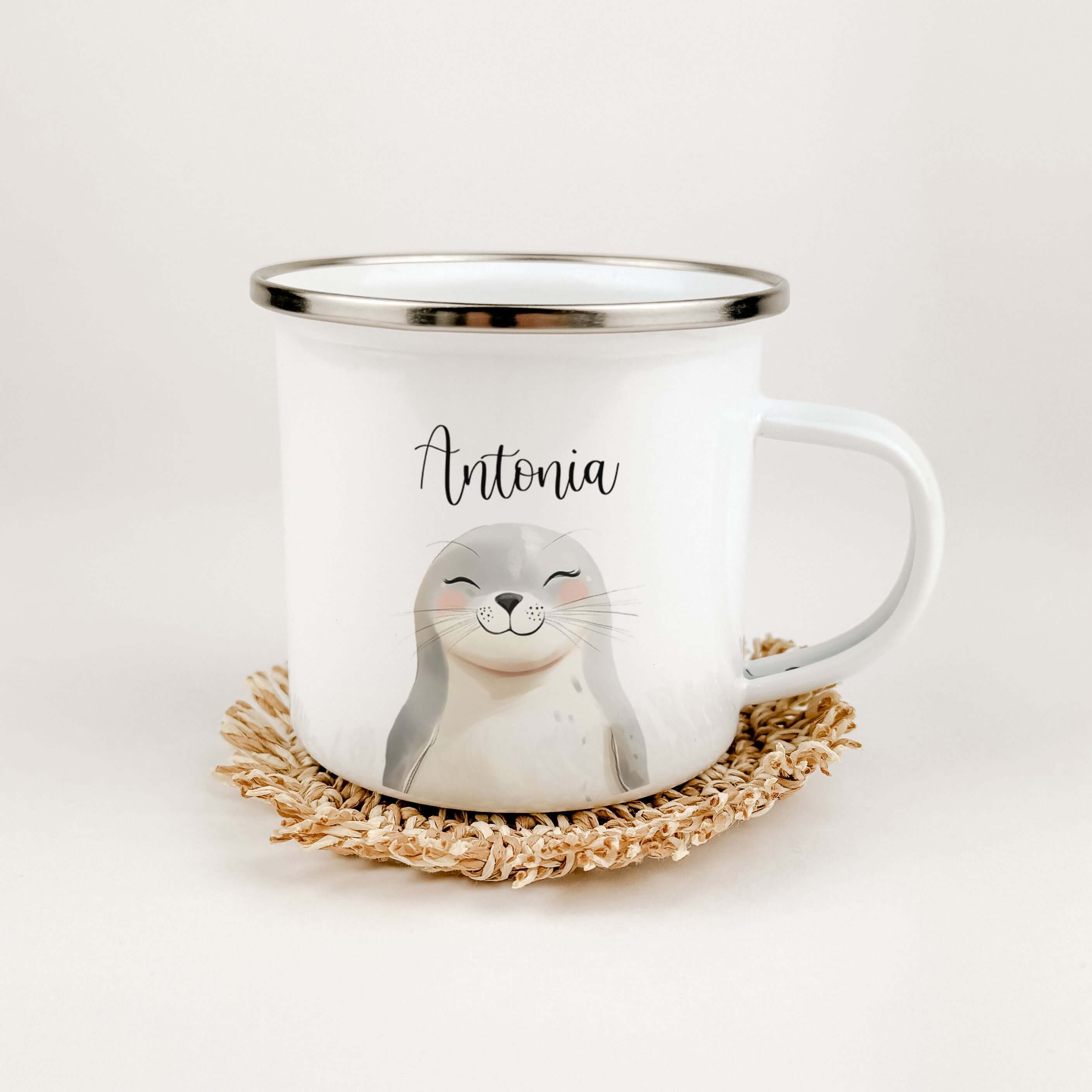 Emaille Tasse Robbe Portrait-famprints-Emaille Tasse-Entdecke die bezaubernde Emaille Tasse Robbe Portrait – das ideale personalisierte Geschenk für Kinder! Diese charmante Kindertasse begeistert mit einem wunderschönen Robbenporträt in lebendigen Aquarel