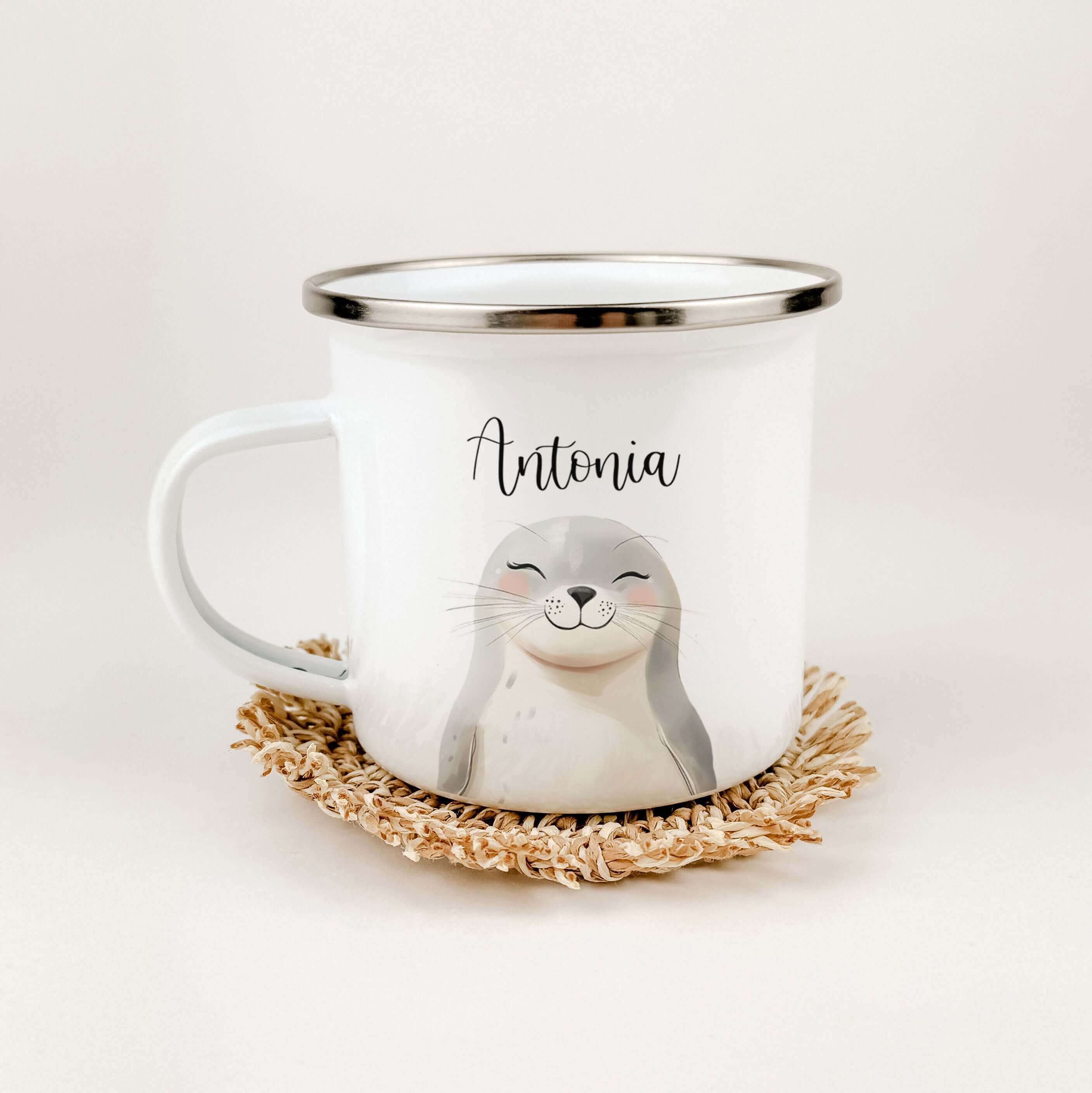 Emaille Tasse Robbe Portrait-famprints-Emaille Tasse-Entdecke die bezaubernde Emaille Tasse Robbe Portrait – das ideale personalisierte Geschenk für Kinder! Diese charmante Kindertasse begeistert mit einem wunderschönen Robbenporträt in lebendigen Aquarel