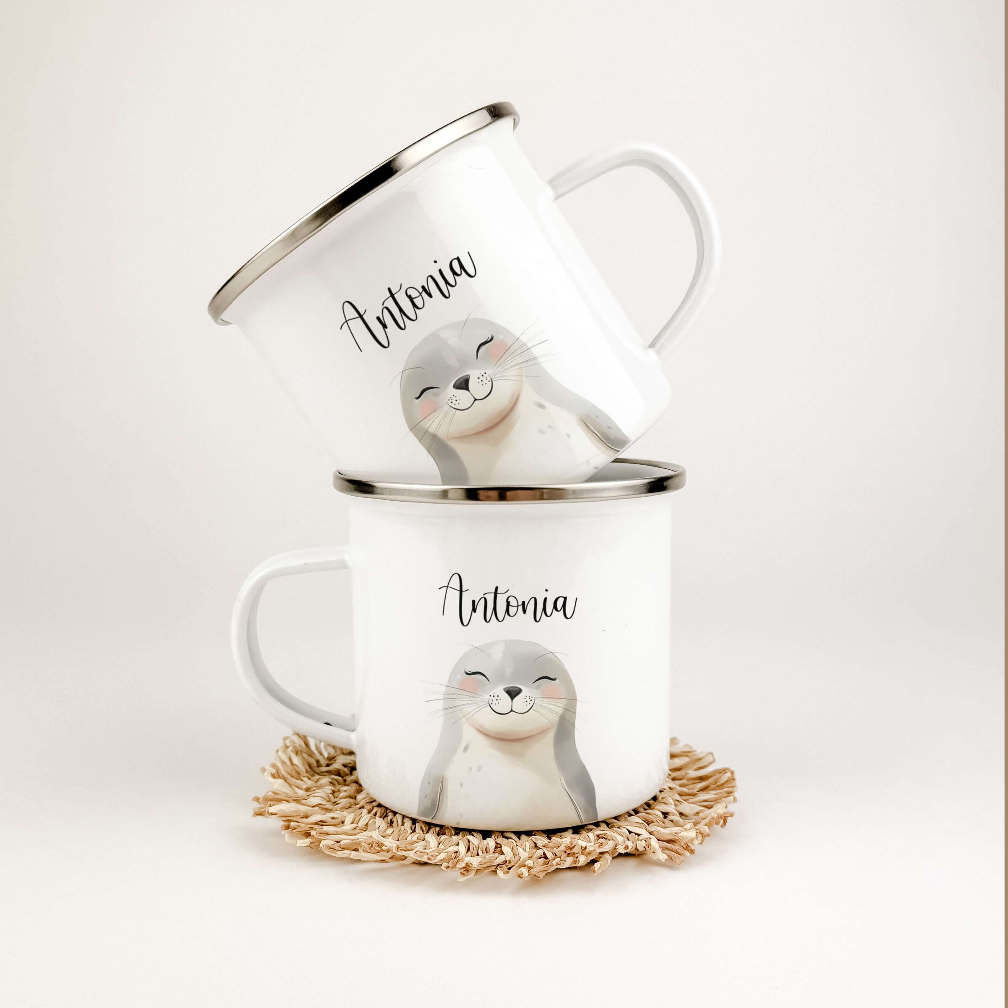 Emaille Tasse Robbe Portrait-famprints-Emaille Tasse-Entdecke die bezaubernde Emaille Tasse Robbe Portrait – das ideale personalisierte Geschenk für Kinder! Diese charmante Kindertasse begeistert mit einem wunderschönen Robbenporträt in lebendigen Aquarel