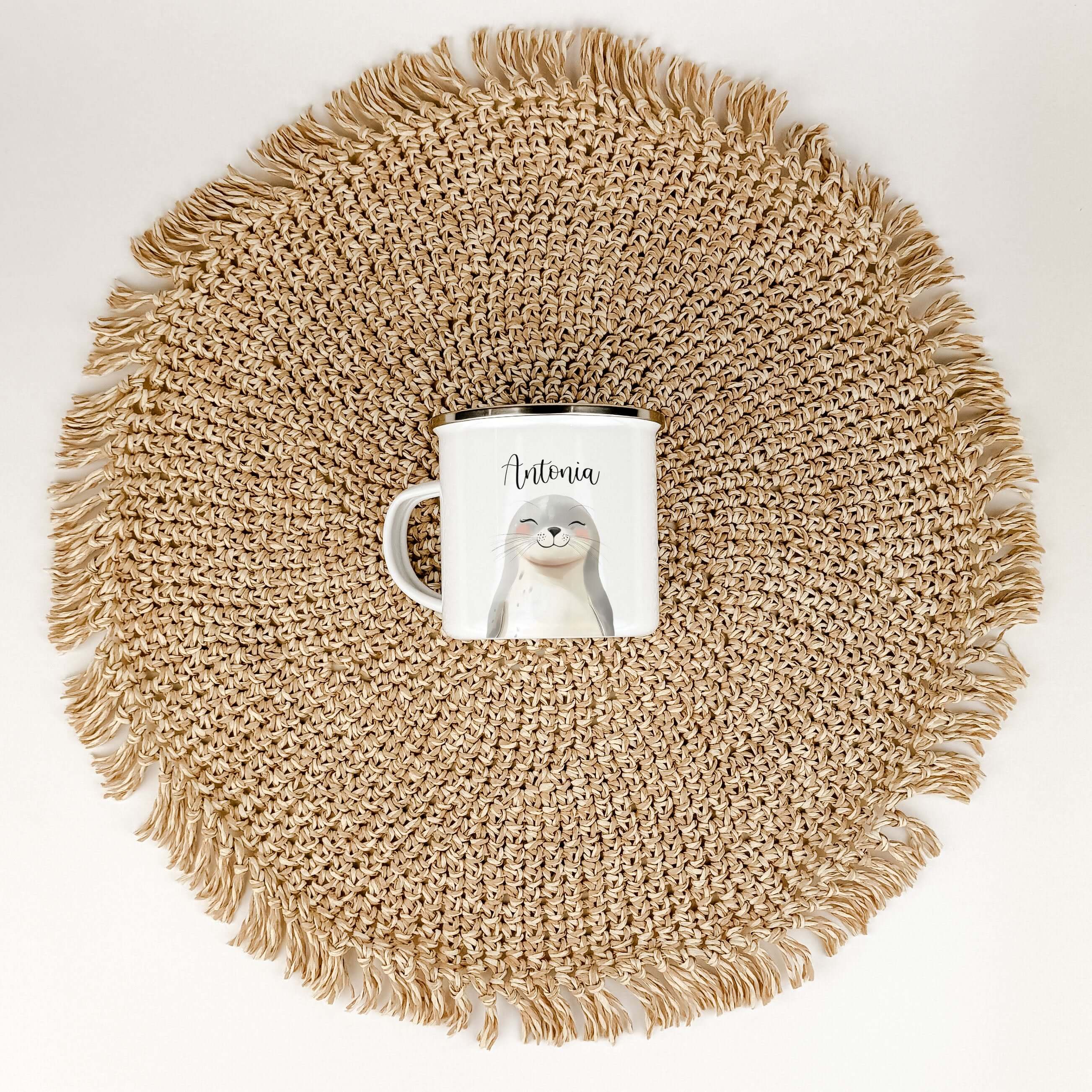 Emaille Tasse Robbe Portrait-famprints-Emaille Tasse-Entdecke die bezaubernde Emaille Tasse Robbe Portrait – das ideale personalisierte Geschenk für Kinder! Diese charmante Kindertasse begeistert mit einem wunderschönen Robbenporträt in lebendigen Aquarel