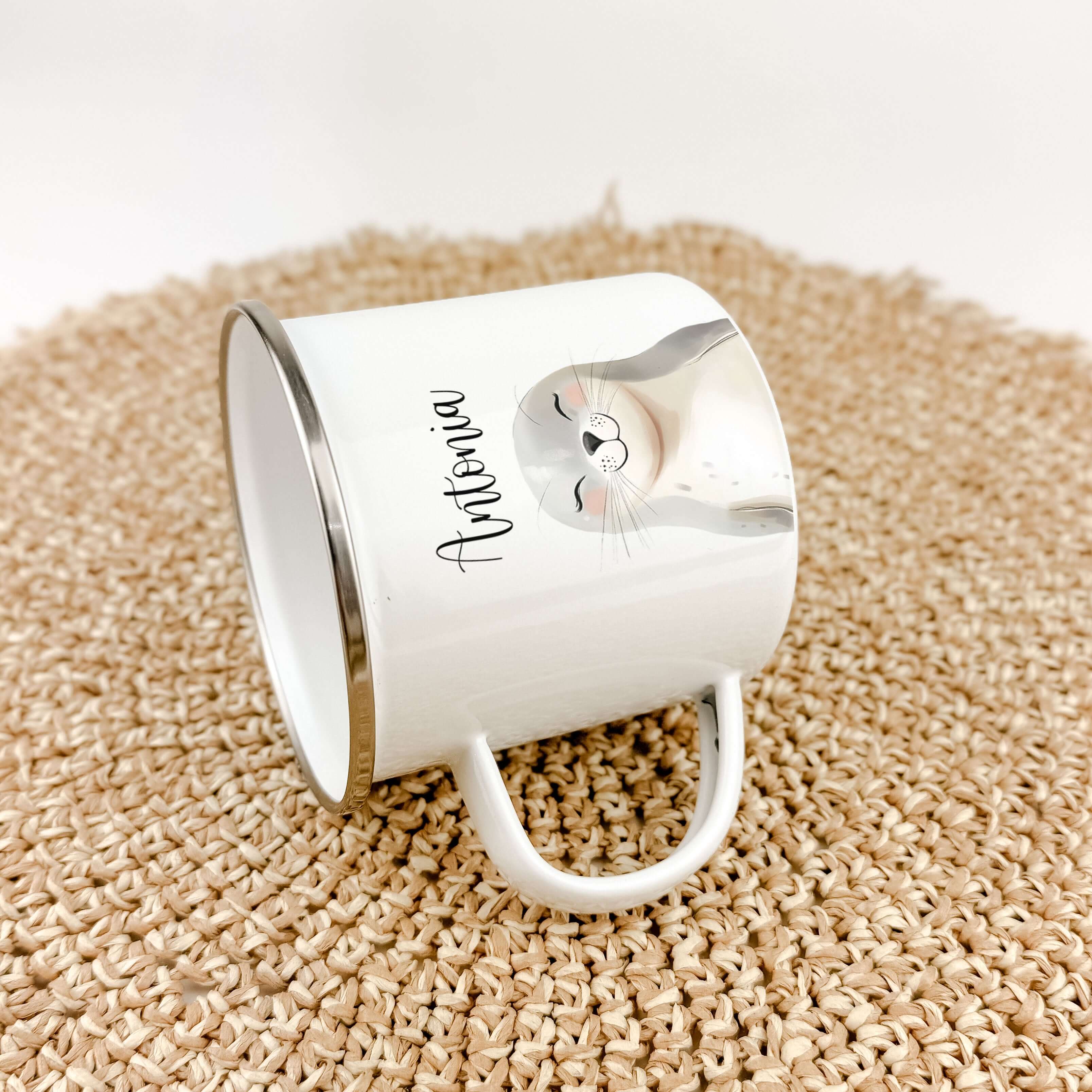 Emaille Tasse Robbe Portrait-famprints-Emaille Tasse-Entdecke die bezaubernde Emaille Tasse Robbe Portrait – das ideale personalisierte Geschenk für Kinder! Diese charmante Kindertasse begeistert mit einem wunderschönen Robbenporträt in lebendigen Aquarel