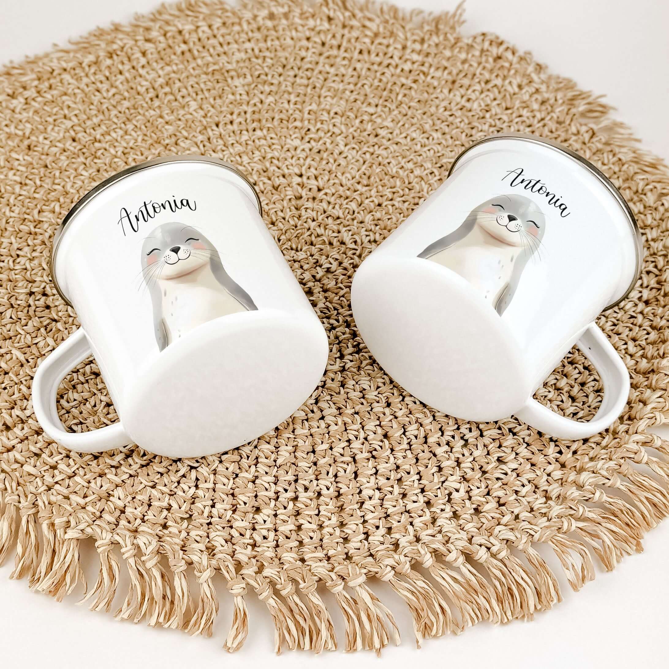 Emaille Tasse Robbe Portrait-famprints-Emaille Tasse-Entdecke die bezaubernde Emaille Tasse Robbe Portrait – das ideale personalisierte Geschenk für Kinder! Diese charmante Kindertasse begeistert mit einem wunderschönen Robbenporträt in lebendigen Aquarel