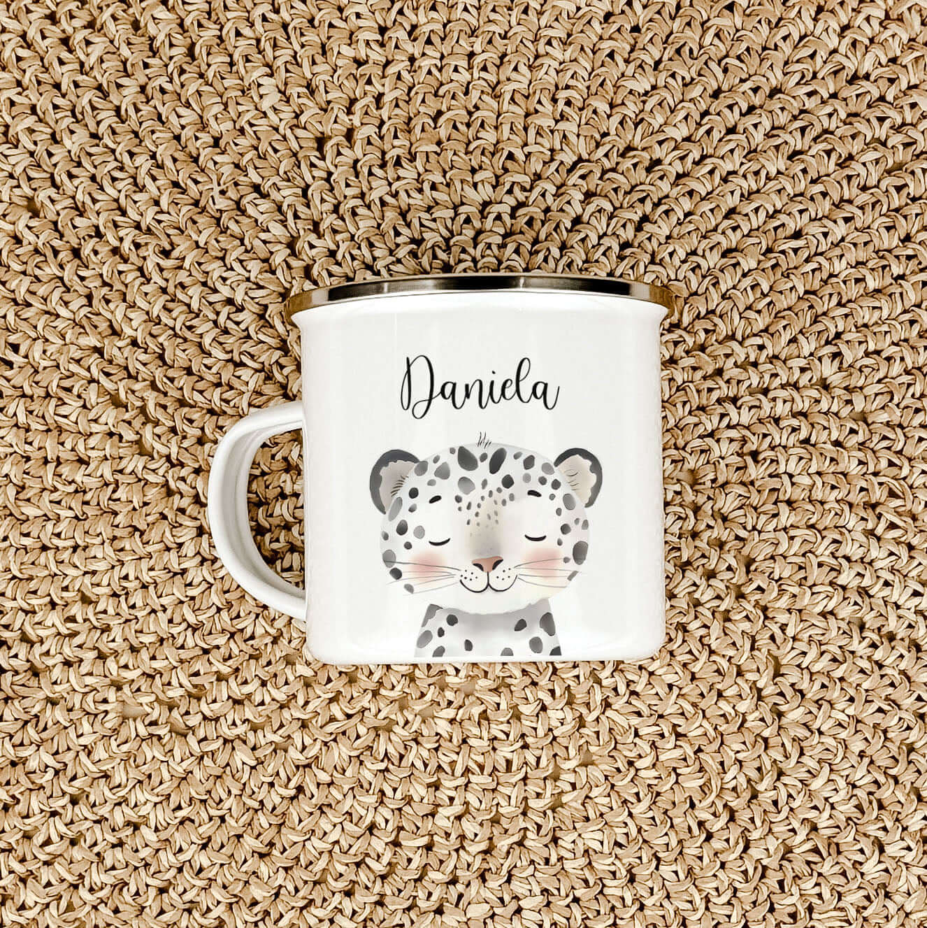 Emaille Tasse Schneeleopard Portrait-famprints-Emaille Tasse-Entdecke die personalisierte Emaille Tasse Schneeleopard Portrait – ein einzigartiges Geschenk für kleine Tierliebhaber! Diese stilvolle Emaille Tasse zeichnet sich durch ihren brillanten, langl