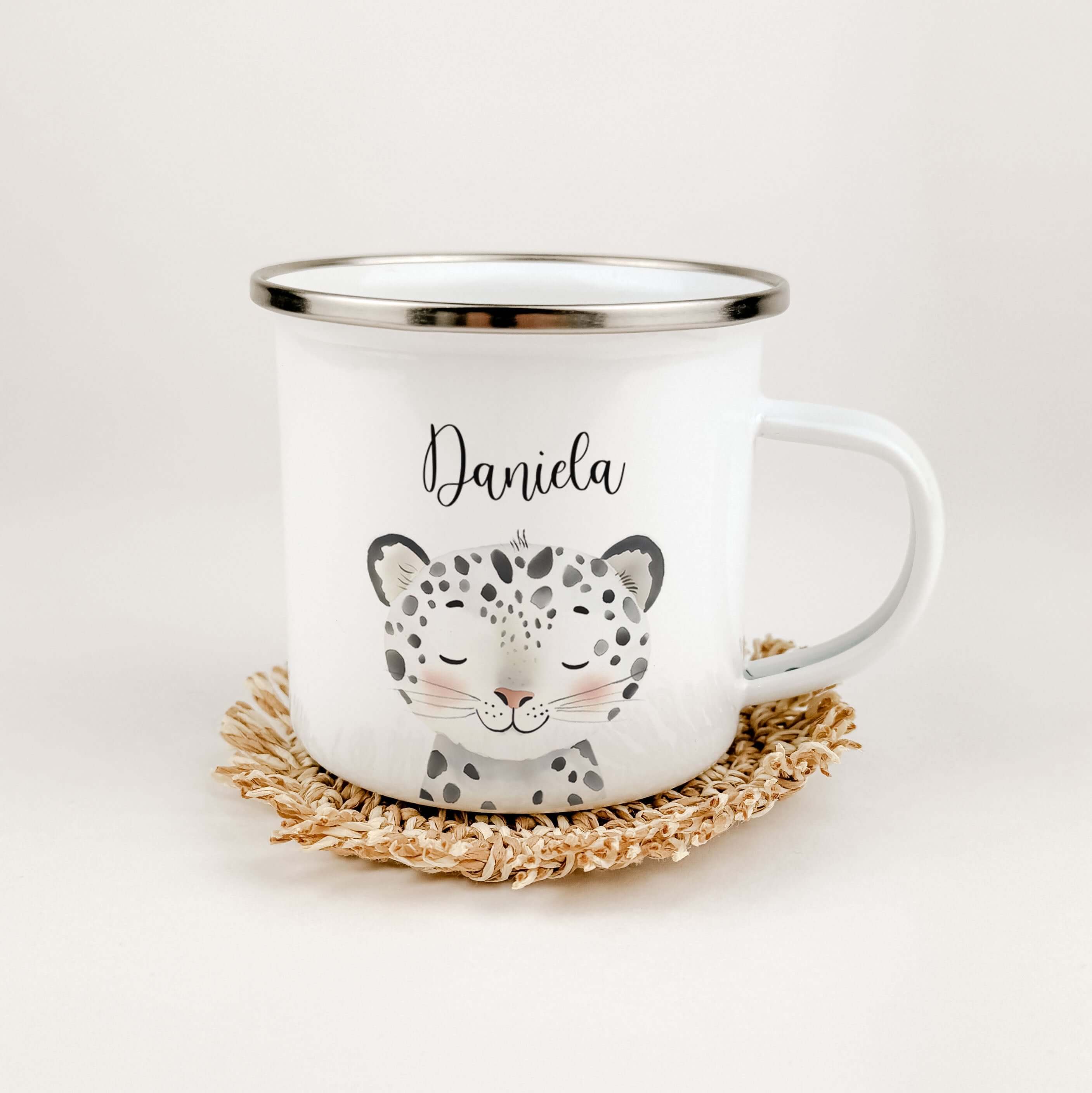 Emaille Tasse Schneeleopard Portrait-famprints-Emaille Tasse-Entdecke die personalisierte Emaille Tasse Schneeleopard Portrait – ein einzigartiges Geschenk für kleine Tierliebhaber! Diese stilvolle Emaille Tasse zeichnet sich durch ihren brillanten, langl