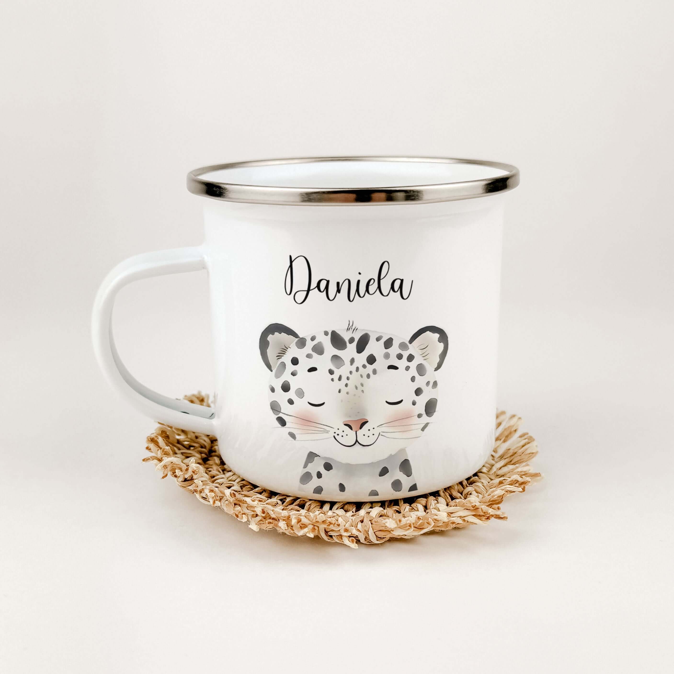 Emaille Tasse Schneeleopard Portrait-famprints-Emaille Tasse-Entdecke die personalisierte Emaille Tasse Schneeleopard Portrait – ein einzigartiges Geschenk für kleine Tierliebhaber! Diese stilvolle Emaille Tasse zeichnet sich durch ihren brillanten, langl