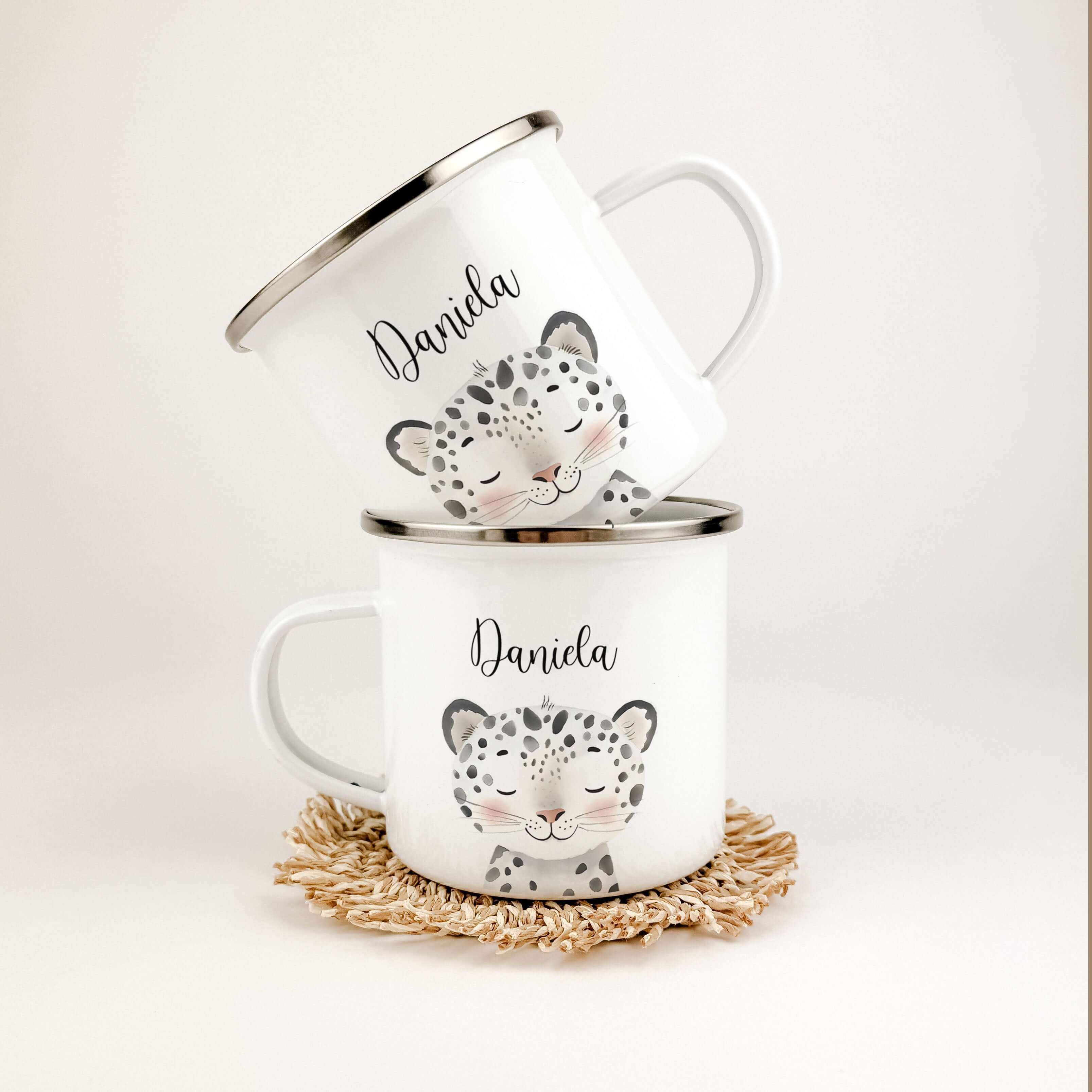 Emaille Tasse Schneeleopard Portrait-famprints-Emaille Tasse-Entdecke die personalisierte Emaille Tasse Schneeleopard Portrait – ein einzigartiges Geschenk für kleine Tierliebhaber! Diese stilvolle Emaille Tasse zeichnet sich durch ihren brillanten, langl