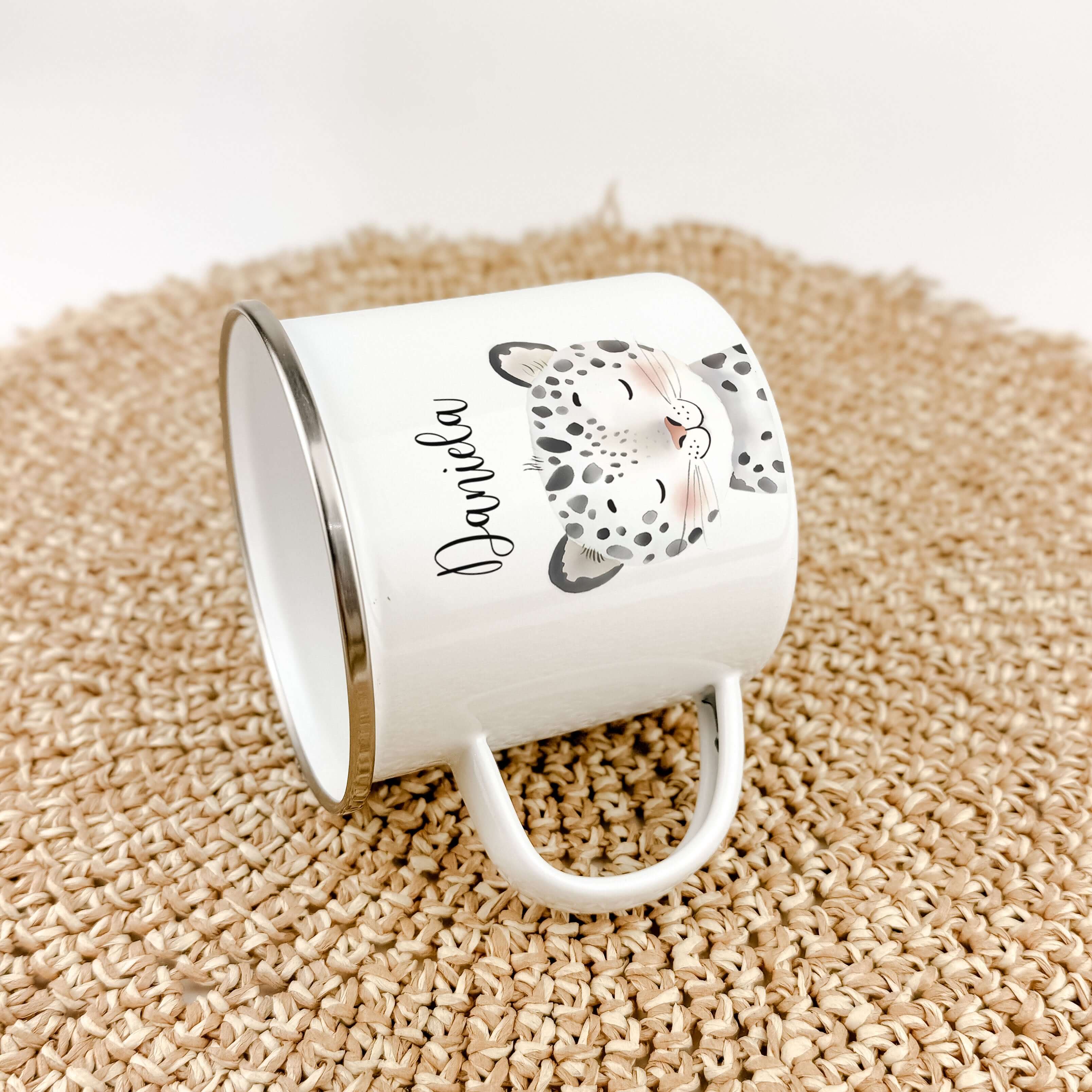 Emaille Tasse Schneeleopard Portrait-famprints-Emaille Tasse-Entdecke die personalisierte Emaille Tasse Schneeleopard Portrait – ein einzigartiges Geschenk für kleine Tierliebhaber! Diese stilvolle Emaille Tasse zeichnet sich durch ihren brillanten, langl