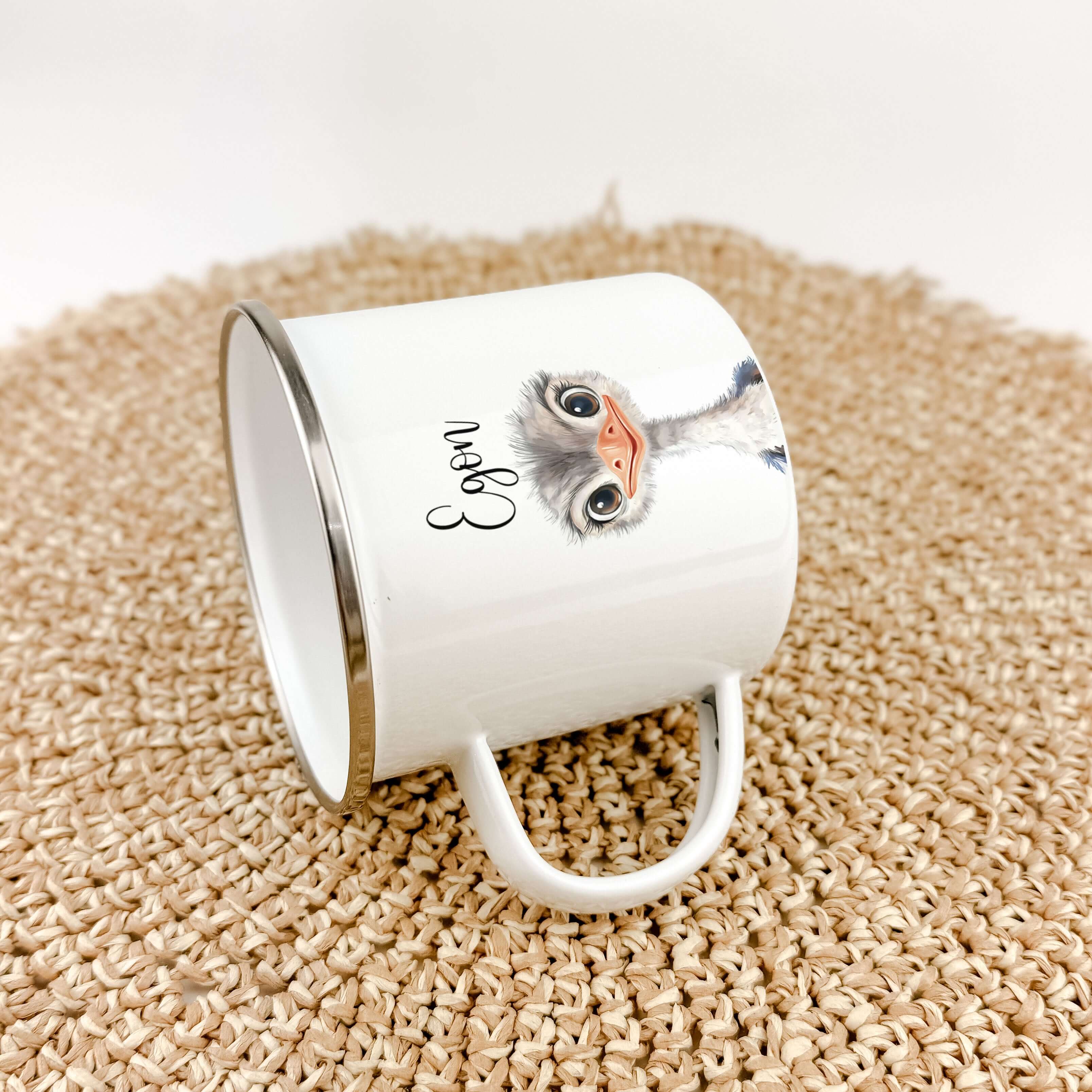 Emaille Tasse Strauß Portrait-famprints-Emaille Tasse-Entdecke die zauberhafte Emaille Tasse Strauß Portrait – das ideale personalisierte Geschenk für Kinder! Egal ob zur Einschulung, Taufe, zu Ostern oder Weihnachten, diese Emaille Tasse personalisiert b