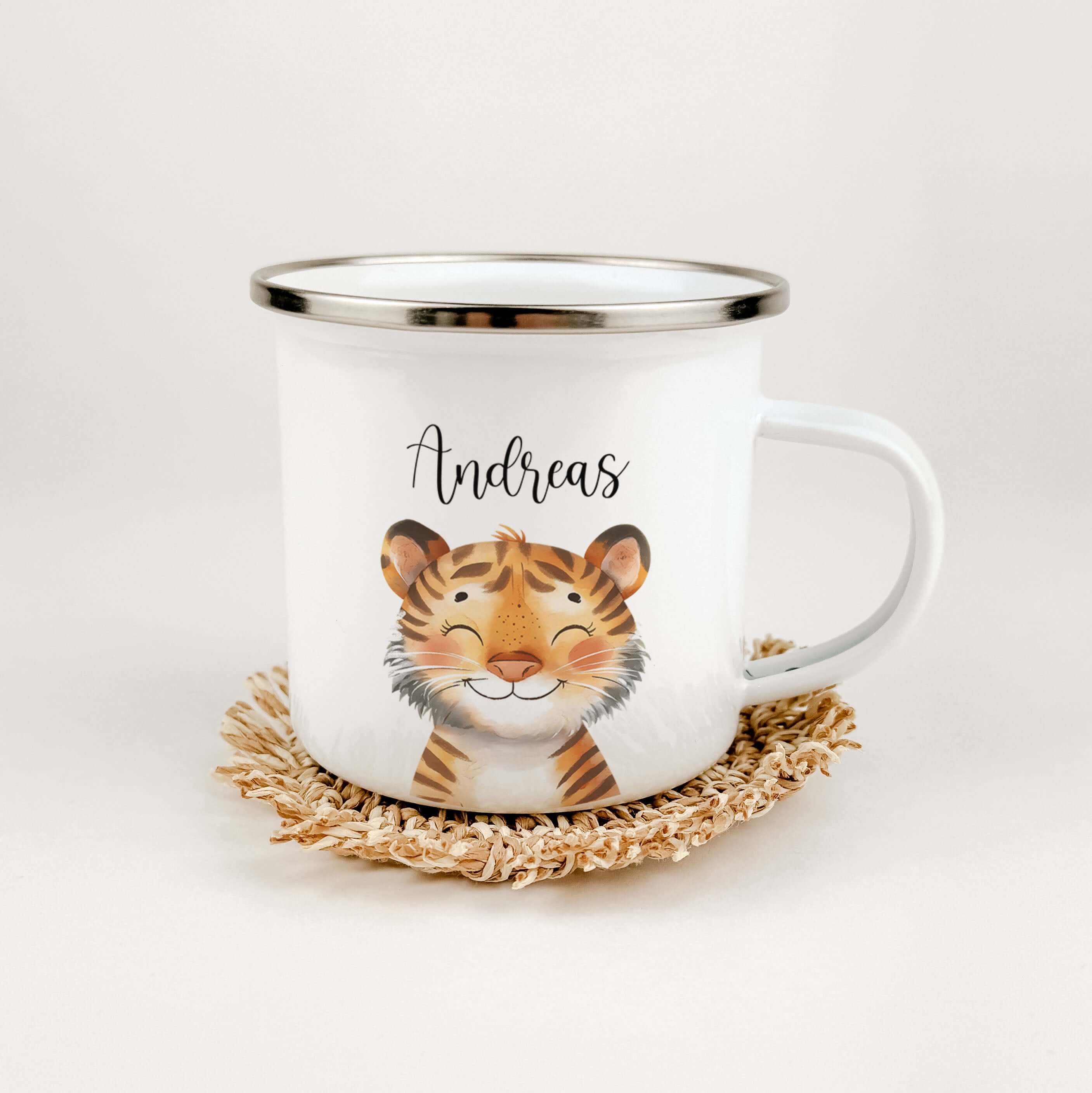Emaille Tasse Tiger Portrait-famprints-Emaille Tasse-Entdecke die einzigartige Emaille Tasse Tiger Portrait – ein wahres Highlight für kleine Tigerfans! Dieser liebevoll gestaltete Emaille Becher überzeugt mit seinem brillanten Tigerportrait in trendiger