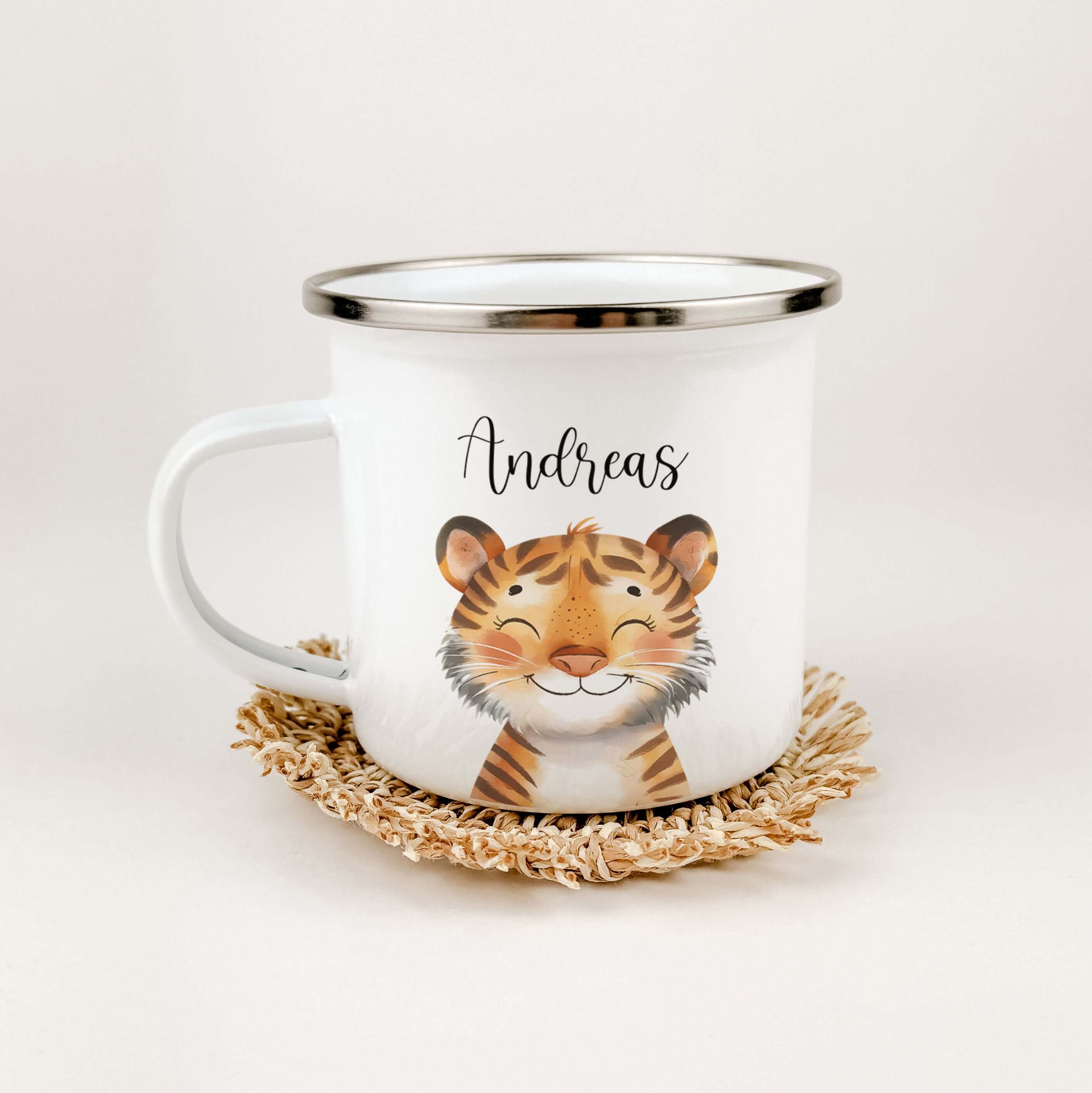 Emaille Tasse Tiger Portrait-famprints-Emaille Tasse-Entdecke die einzigartige Emaille Tasse Tiger Portrait – ein wahres Highlight für kleine Tigerfans! Dieser liebevoll gestaltete Emaille Becher überzeugt mit seinem brillanten Tigerportrait in trendiger