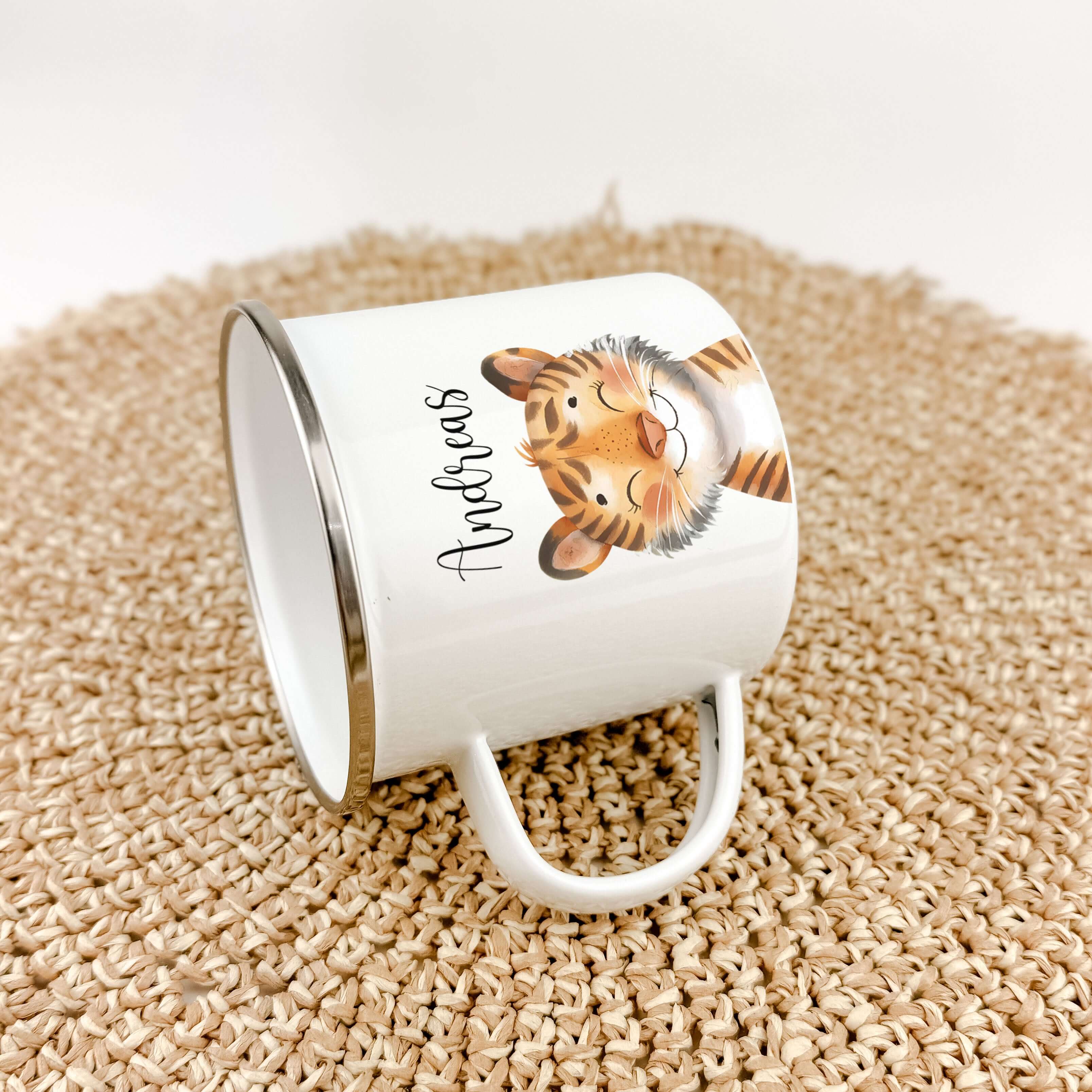 Emaille Tasse Tiger Portrait-famprints-Emaille Tasse-Entdecke die einzigartige Emaille Tasse Tiger Portrait – ein wahres Highlight für kleine Tigerfans! Dieser liebevoll gestaltete Emaille Becher überzeugt mit seinem brillanten Tigerportrait in trendiger