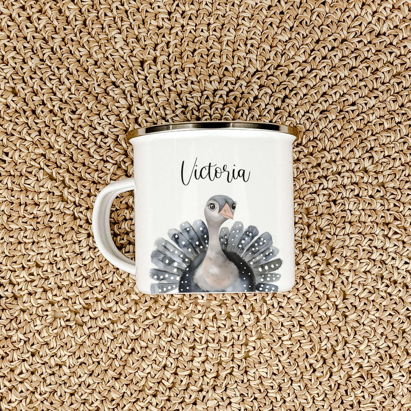 Emaille Tasse Truthahn Portrait-famprints-Emaille Tasse-Entdecke die Emaille Tasse mit dem bezaubernden Truthahn Portrait – ein wunderbares, personalisiertes Geschenk für Kinder! Egal ob zur Einschulung, Taufe, zu Ostern oder Weihnachten, dieser Emaille B