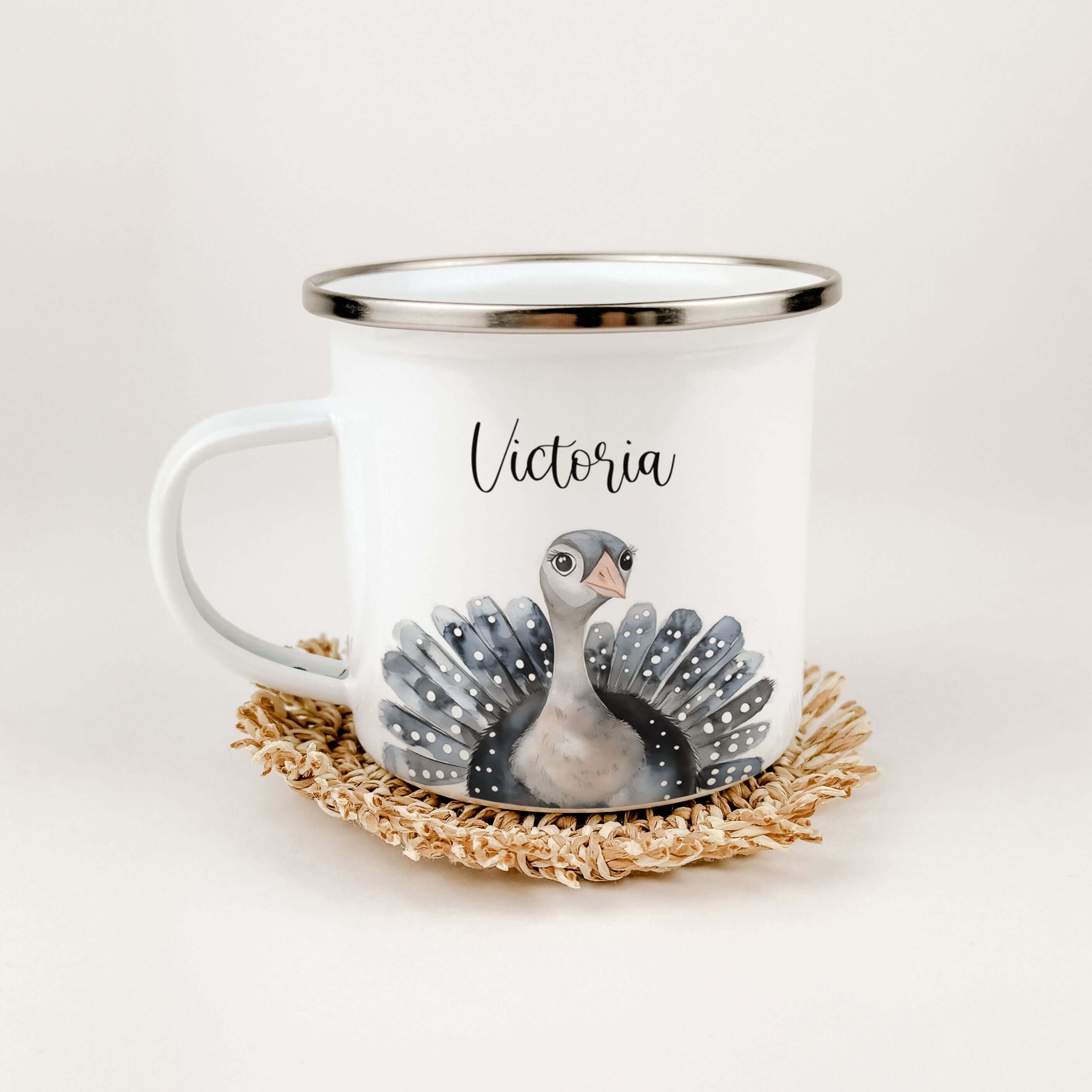 Emaille Tasse Truthahn Portrait-famprints-Emaille Tasse-Entdecke die Emaille Tasse mit dem bezaubernden Truthahn Portrait – ein wunderbares, personalisiertes Geschenk für Kinder! Egal ob zur Einschulung, Taufe, zu Ostern oder Weihnachten, dieser Emaille B
