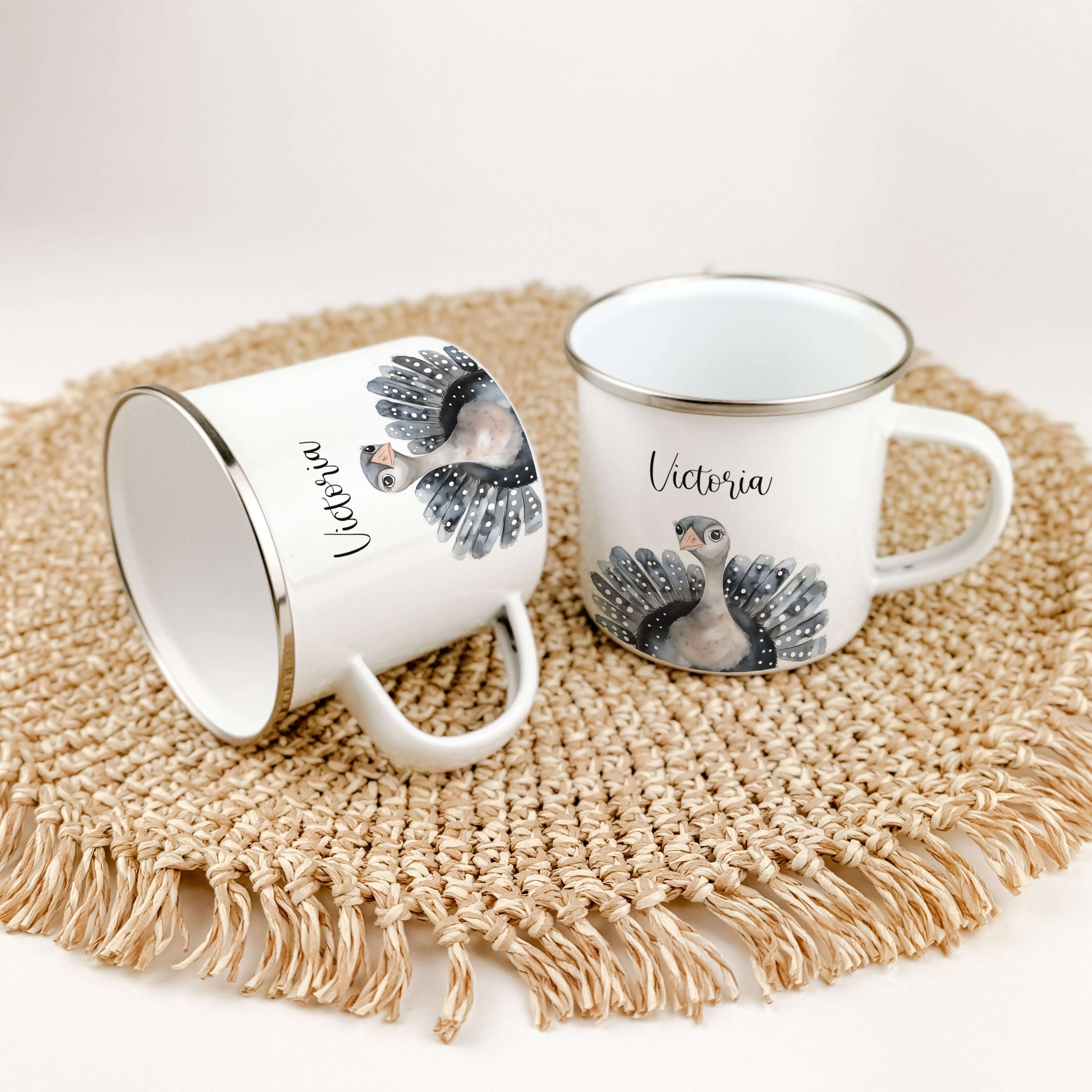 Emaille Tasse Truthahn Portrait-famprints-Emaille Tasse-Entdecke die Emaille Tasse mit dem bezaubernden Truthahn Portrait – ein wunderbares, personalisiertes Geschenk für Kinder! Egal ob zur Einschulung, Taufe, zu Ostern oder Weihnachten, dieser Emaille B