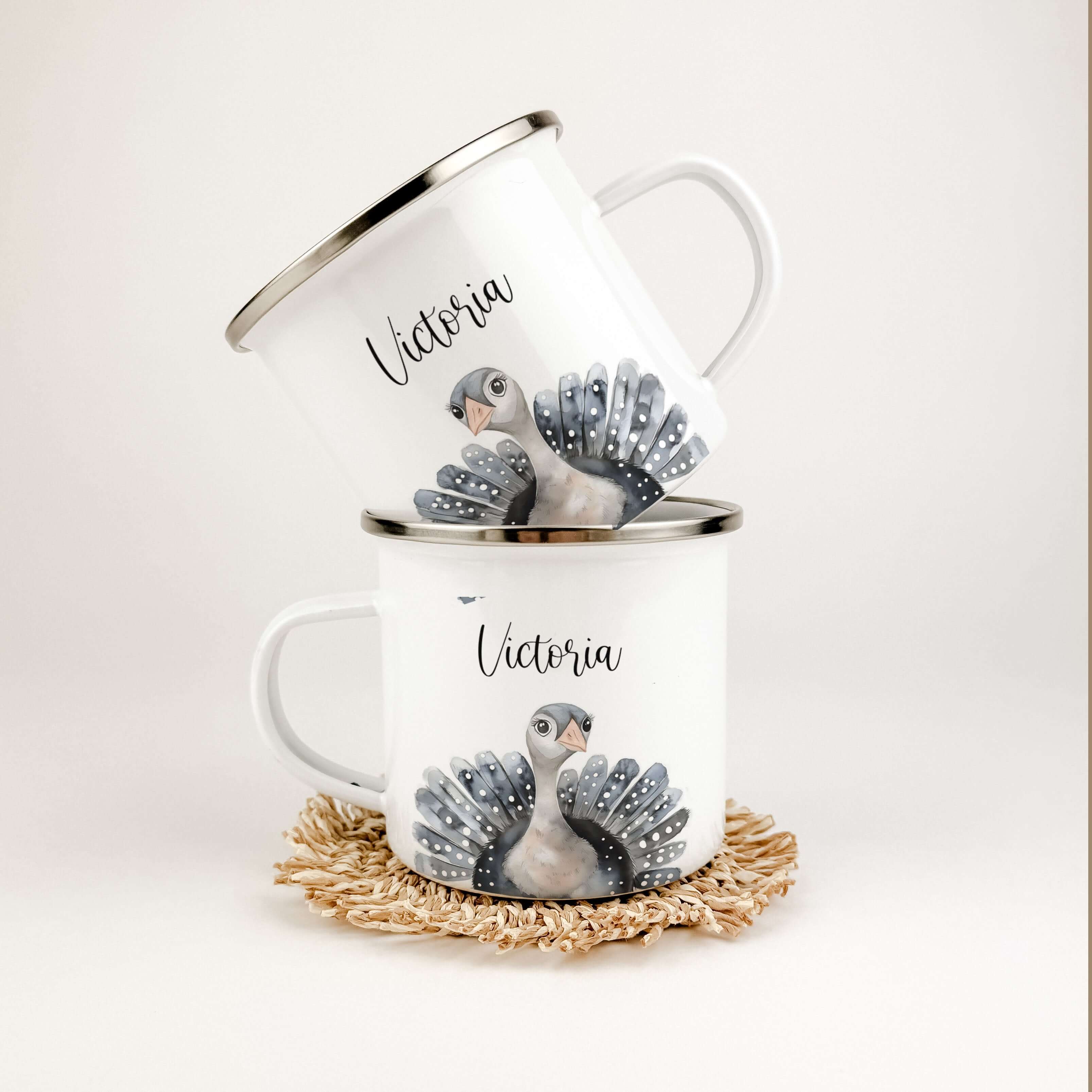 Emaille Tasse Truthahn Portrait-famprints-Emaille Tasse-Entdecke die Emaille Tasse mit dem bezaubernden Truthahn Portrait – ein wunderbares, personalisiertes Geschenk für Kinder! Egal ob zur Einschulung, Taufe, zu Ostern oder Weihnachten, dieser Emaille B