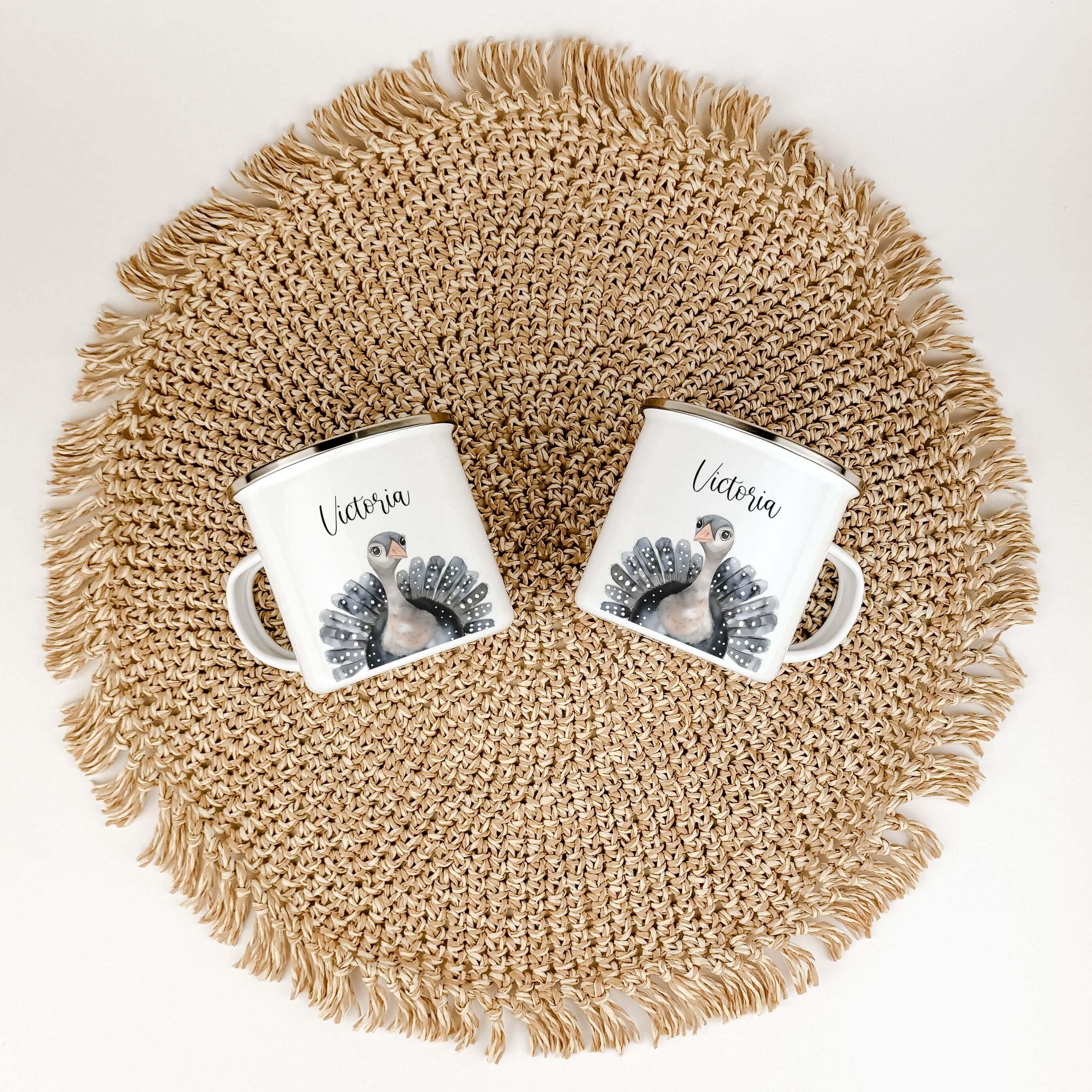 Emaille Tasse Truthahn Portrait-famprints-Emaille Tasse-Entdecke die Emaille Tasse mit dem bezaubernden Truthahn Portrait – ein wunderbares, personalisiertes Geschenk für Kinder! Egal ob zur Einschulung, Taufe, zu Ostern oder Weihnachten, dieser Emaille B