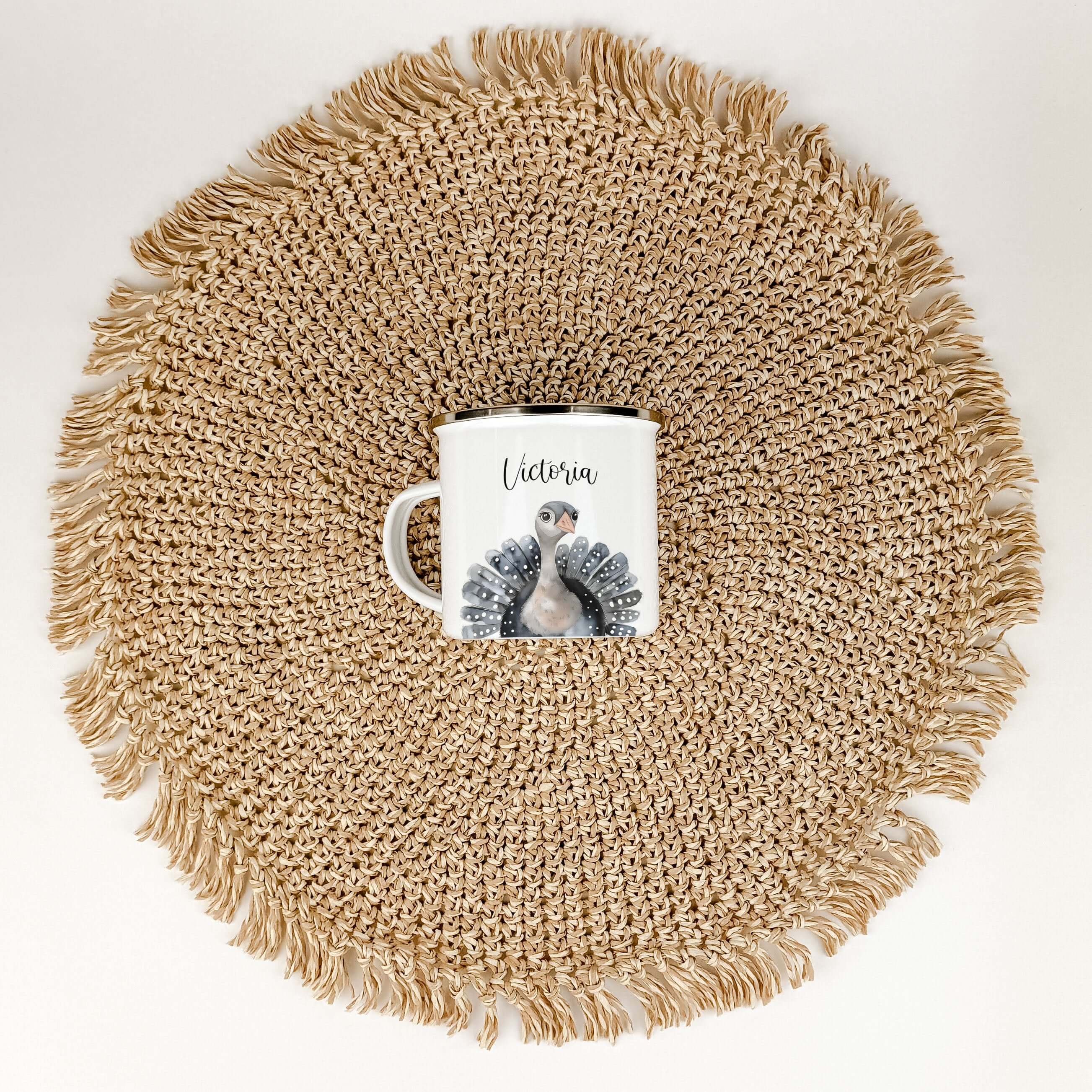 Emaille Tasse Truthahn Portrait-famprints-Emaille Tasse-Entdecke die Emaille Tasse mit dem bezaubernden Truthahn Portrait – ein wunderbares, personalisiertes Geschenk für Kinder! Egal ob zur Einschulung, Taufe, zu Ostern oder Weihnachten, dieser Emaille B