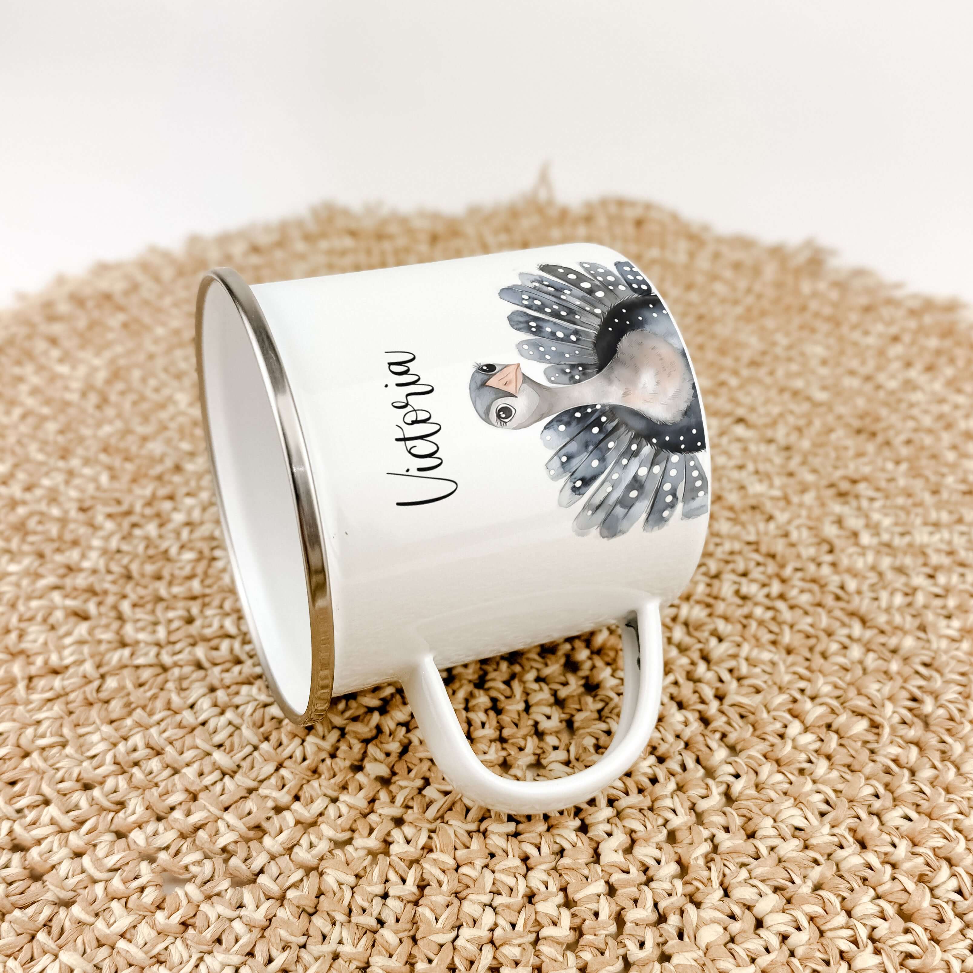 Emaille Tasse Truthahn Portrait-famprints-Emaille Tasse-Entdecke die Emaille Tasse mit dem bezaubernden Truthahn Portrait – ein wunderbares, personalisiertes Geschenk für Kinder! Egal ob zur Einschulung, Taufe, zu Ostern oder Weihnachten, dieser Emaille B