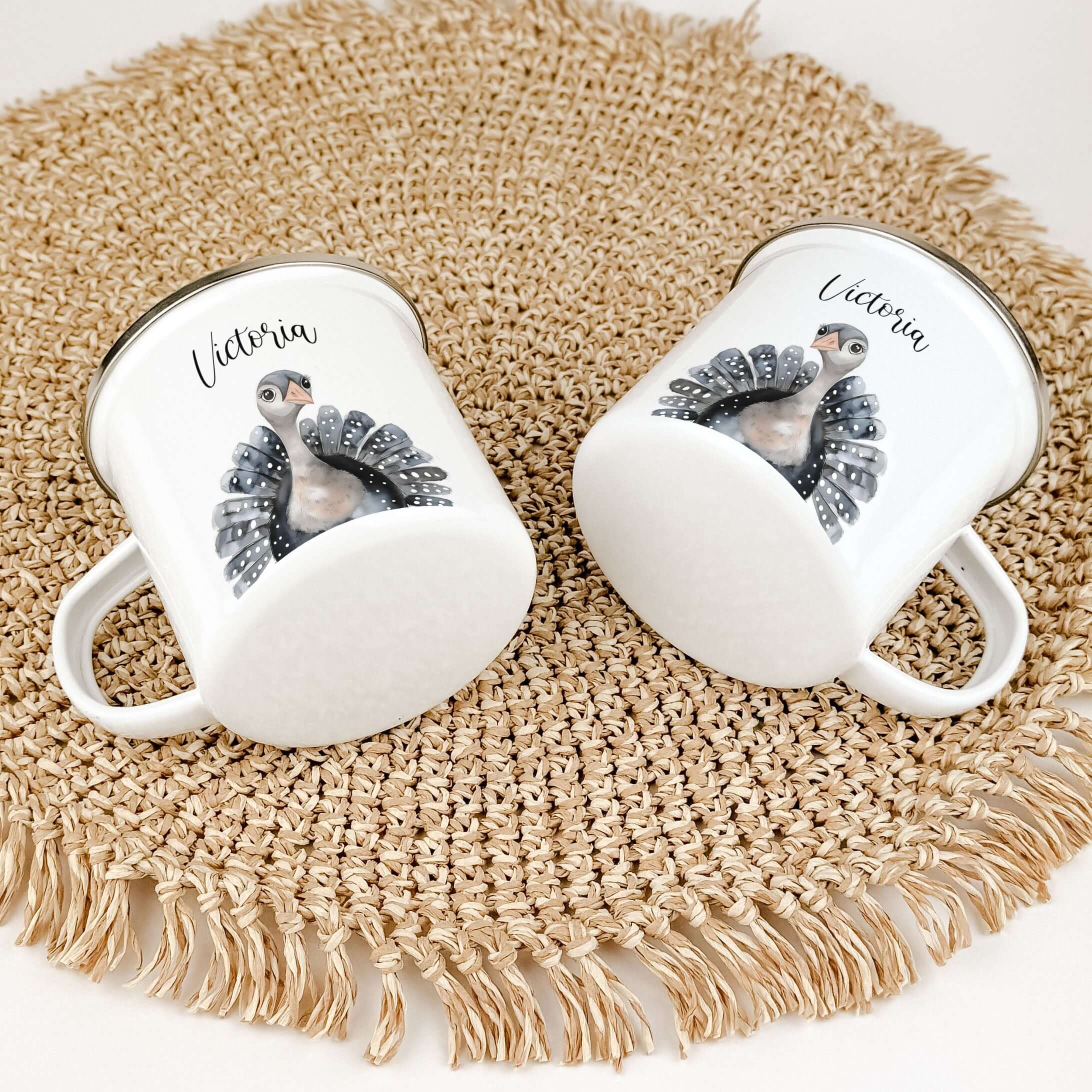 Emaille Tasse Truthahn Portrait-famprints-Emaille Tasse-Entdecke die Emaille Tasse mit dem bezaubernden Truthahn Portrait – ein wunderbares, personalisiertes Geschenk für Kinder! Egal ob zur Einschulung, Taufe, zu Ostern oder Weihnachten, dieser Emaille B