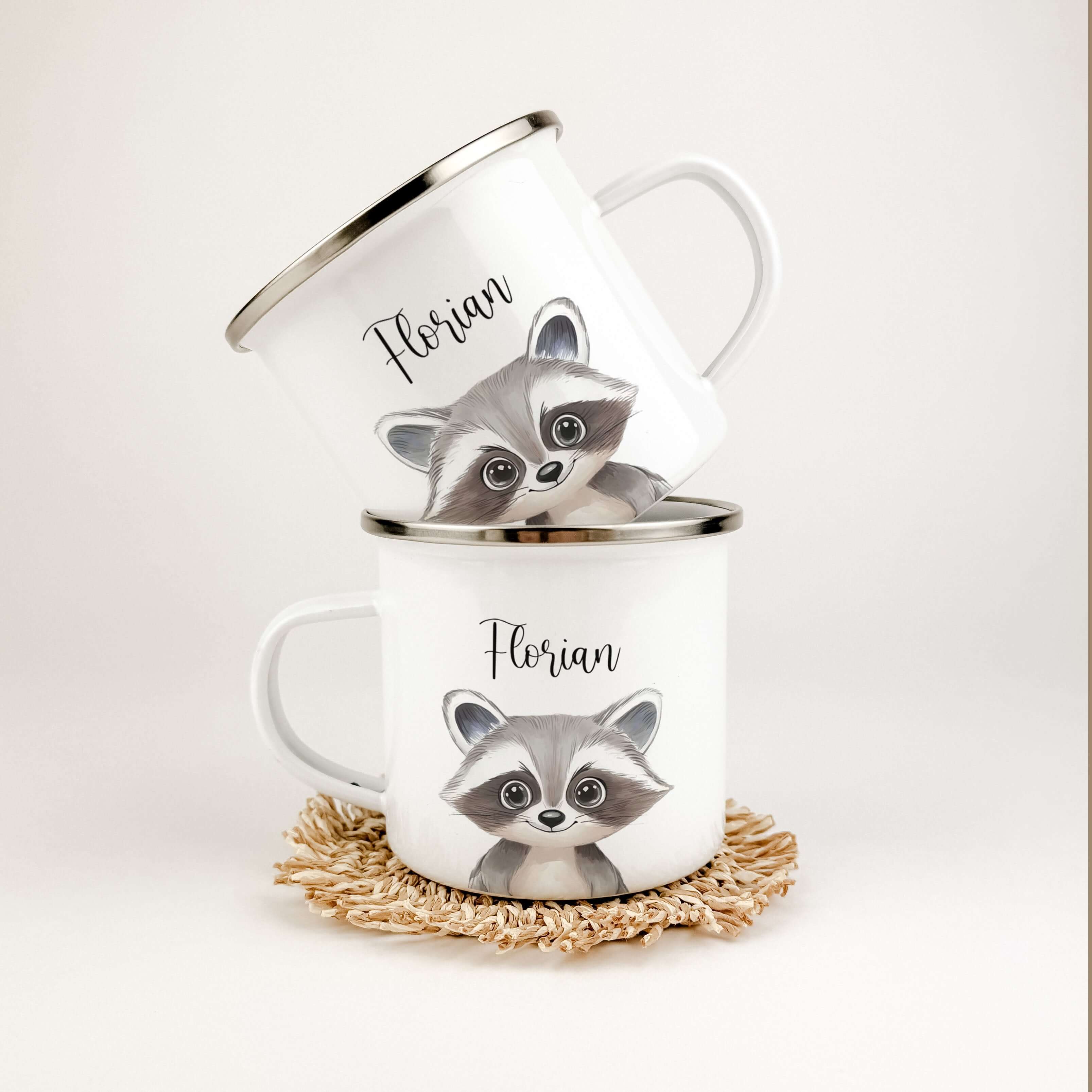 Emaille Tasse Waschbär Portrait-famprints-Emaille Tasse-Entdecke die bezaubernde Emaille Tasse Waschbär Portrait, die jedes Kind begeistert! Diese Emaille Tasse personalisiert bietet mit einer Füllmenge von 300 ml ausreichend Platz für heiße Schokolade, S