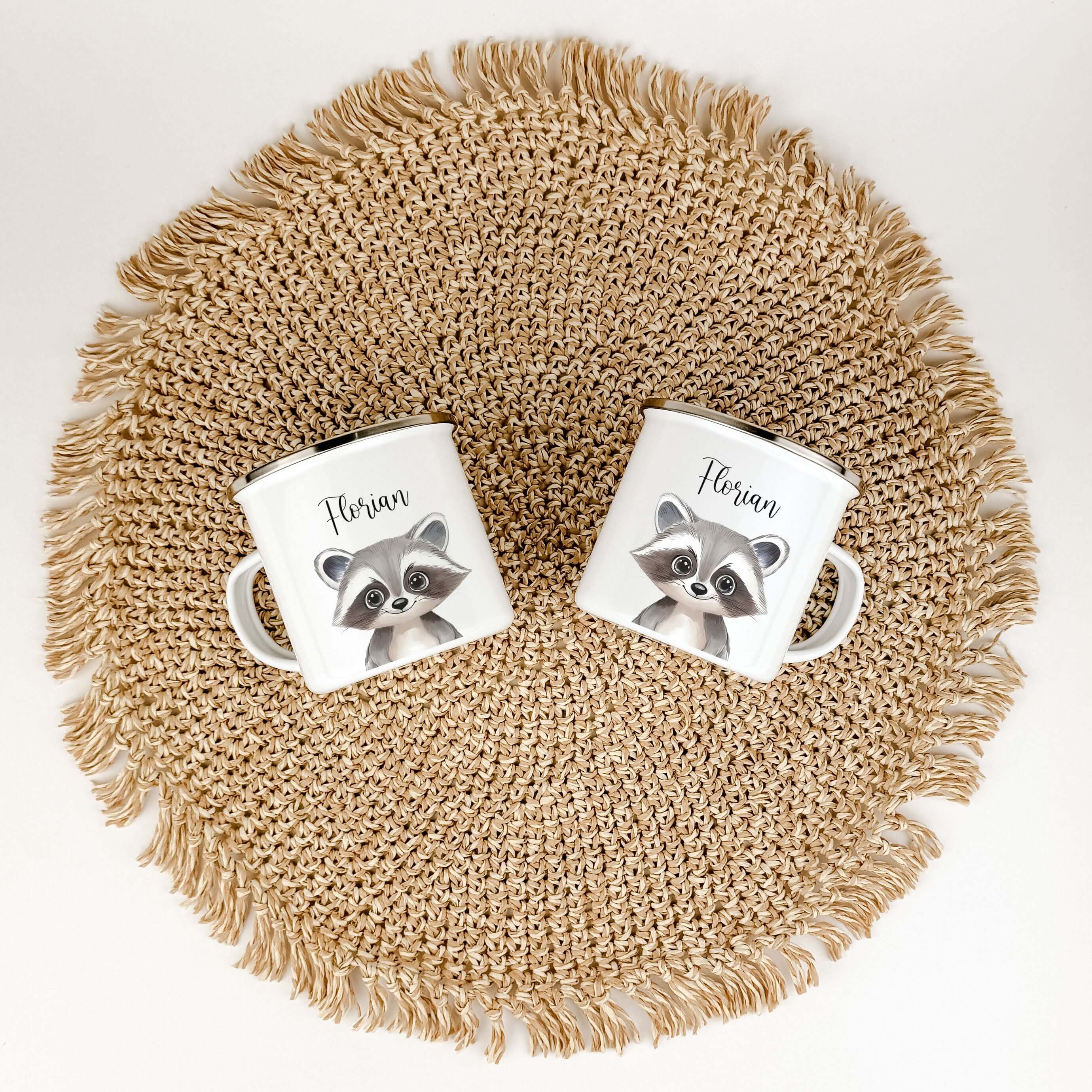 Emaille Tasse Waschbär Portrait-famprints-Emaille Tasse-Entdecke die bezaubernde Emaille Tasse Waschbär Portrait, die jedes Kind begeistert! Diese Emaille Tasse personalisiert bietet mit einer Füllmenge von 300 ml ausreichend Platz für heiße Schokolade, S