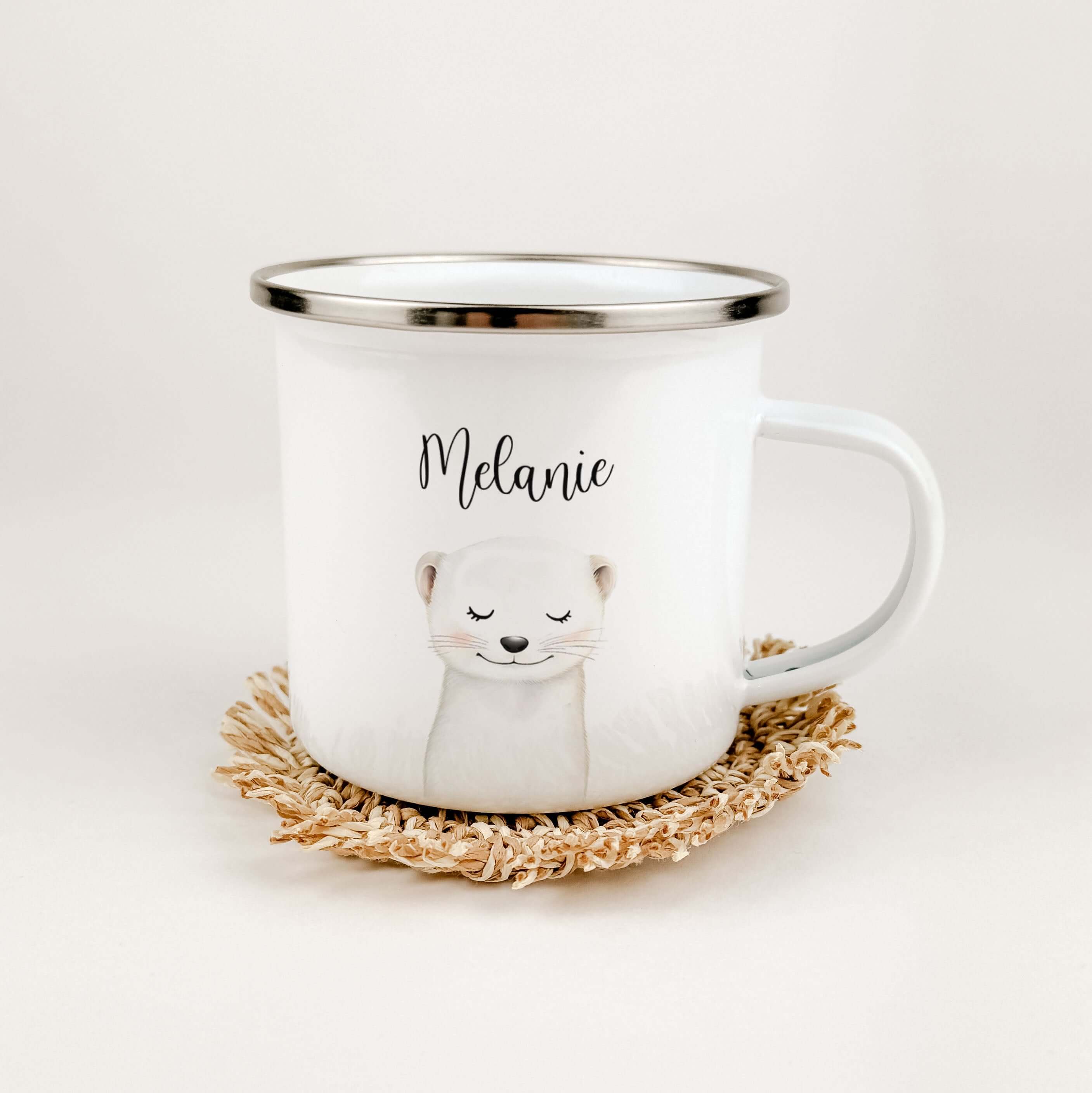 Emaille Tasse Wiesel Portrait-famprints-Emaille Tasse-Entdecke die zauberhafte Emaille Tasse Wiesel Portrait – ideale für kleine Tierfreunde! Diese personalisierte Tasse begeistert mit einem liebevoll gestalteten Wiesel-Porträt in einer ansprechenden Aqua