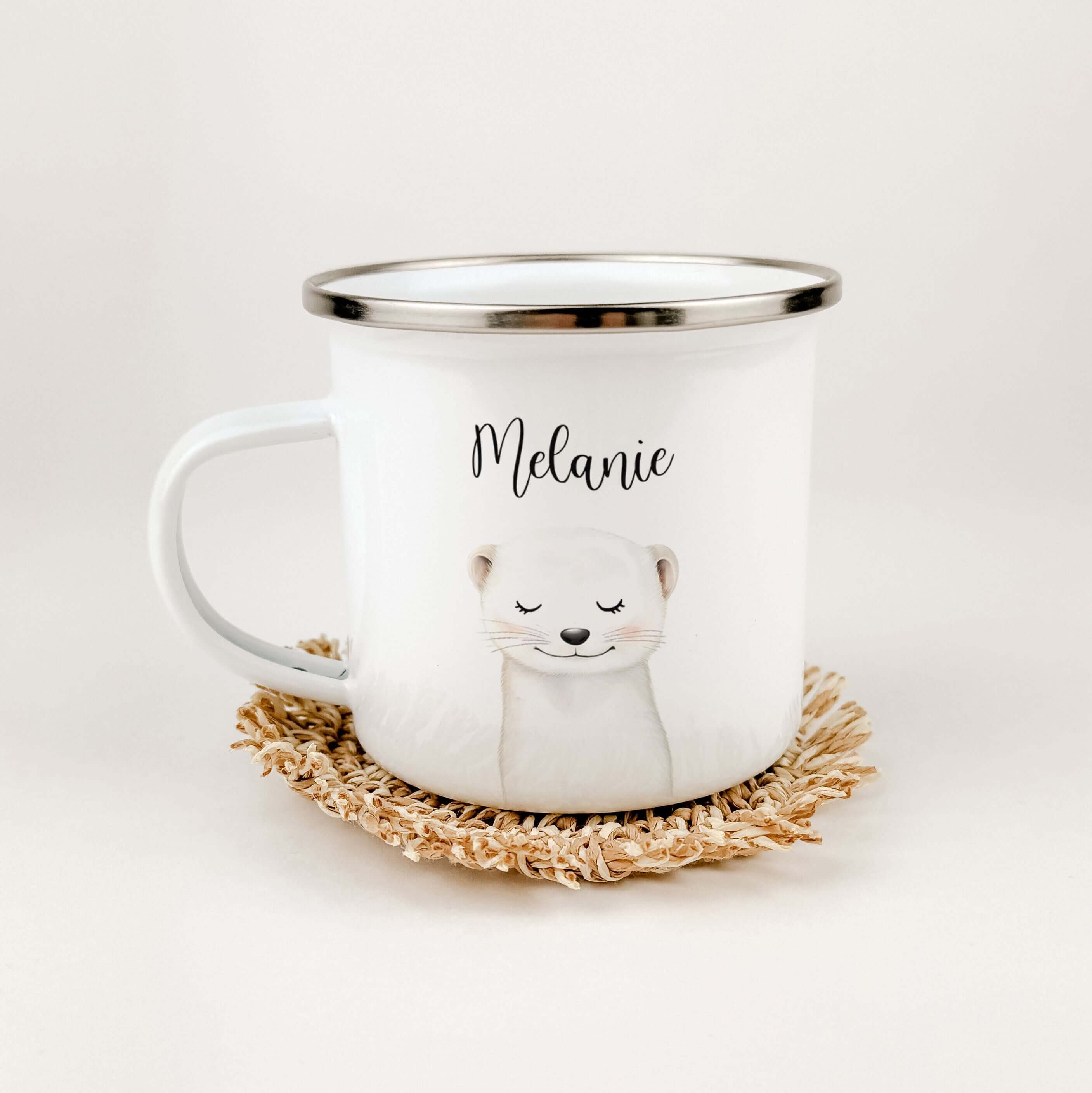 Emaille Tasse Wiesel Portrait-famprints-Emaille Tasse-Entdecke die zauberhafte Emaille Tasse Wiesel Portrait – ideale für kleine Tierfreunde! Diese personalisierte Tasse begeistert mit einem liebevoll gestalteten Wiesel-Porträt in einer ansprechenden Aqua