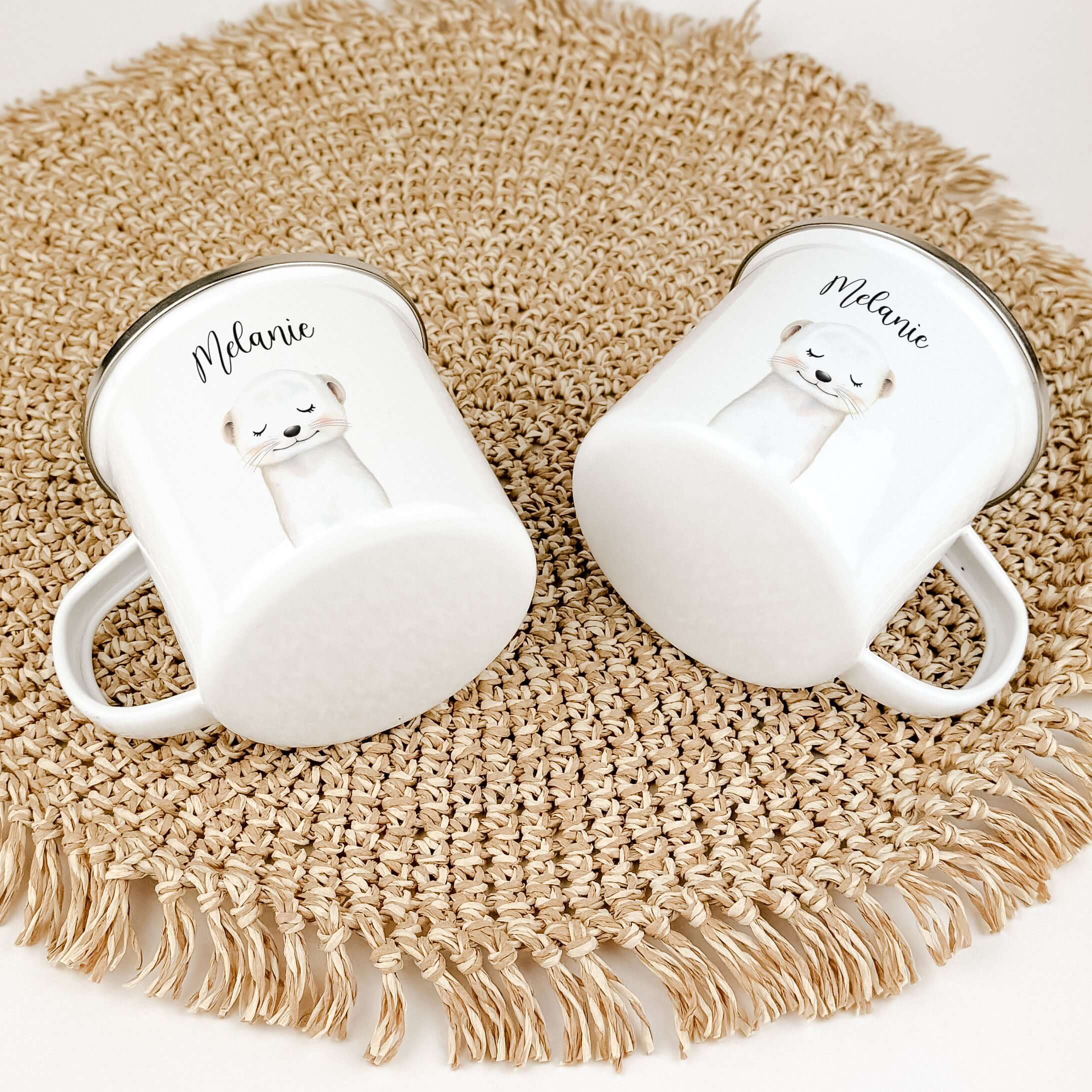 Emaille Tasse Wiesel Portrait-famprints-Emaille Tasse-Entdecke die zauberhafte Emaille Tasse Wiesel Portrait – ideale für kleine Tierfreunde! Diese personalisierte Tasse begeistert mit einem liebevoll gestalteten Wiesel-Porträt in einer ansprechenden Aqua