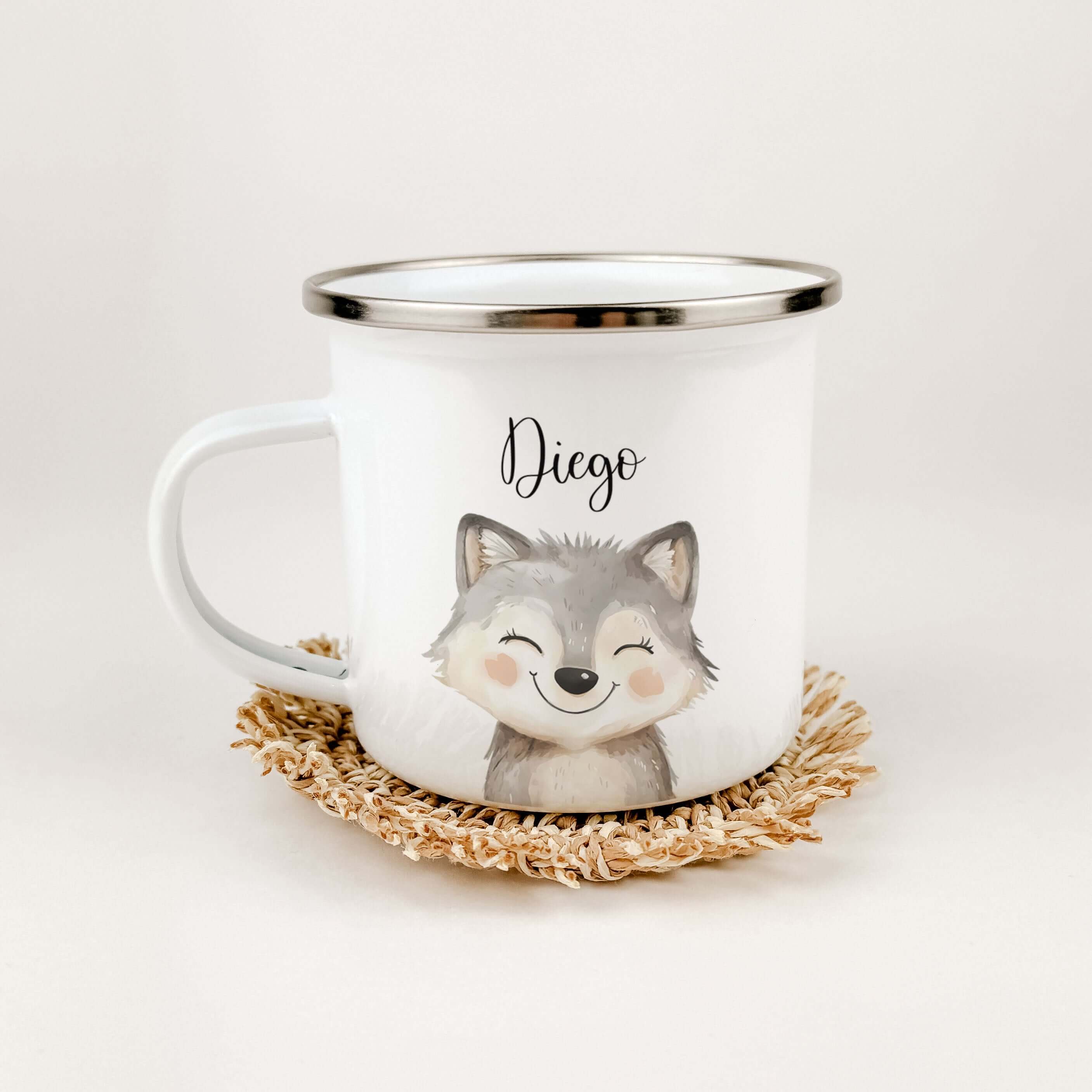 Emaille Tasse Wolf Portrait-famprints-Emaille Tasse-Entdecke die Emaille Tasse Wolf Portrait – dein perfekter Begleiter für den Alltag! Mit einer praktischen Füllmenge von 300 ml bietet die Tasse genügend Platz für deine Lieblingsgetränke. Sie ist BPA-fre