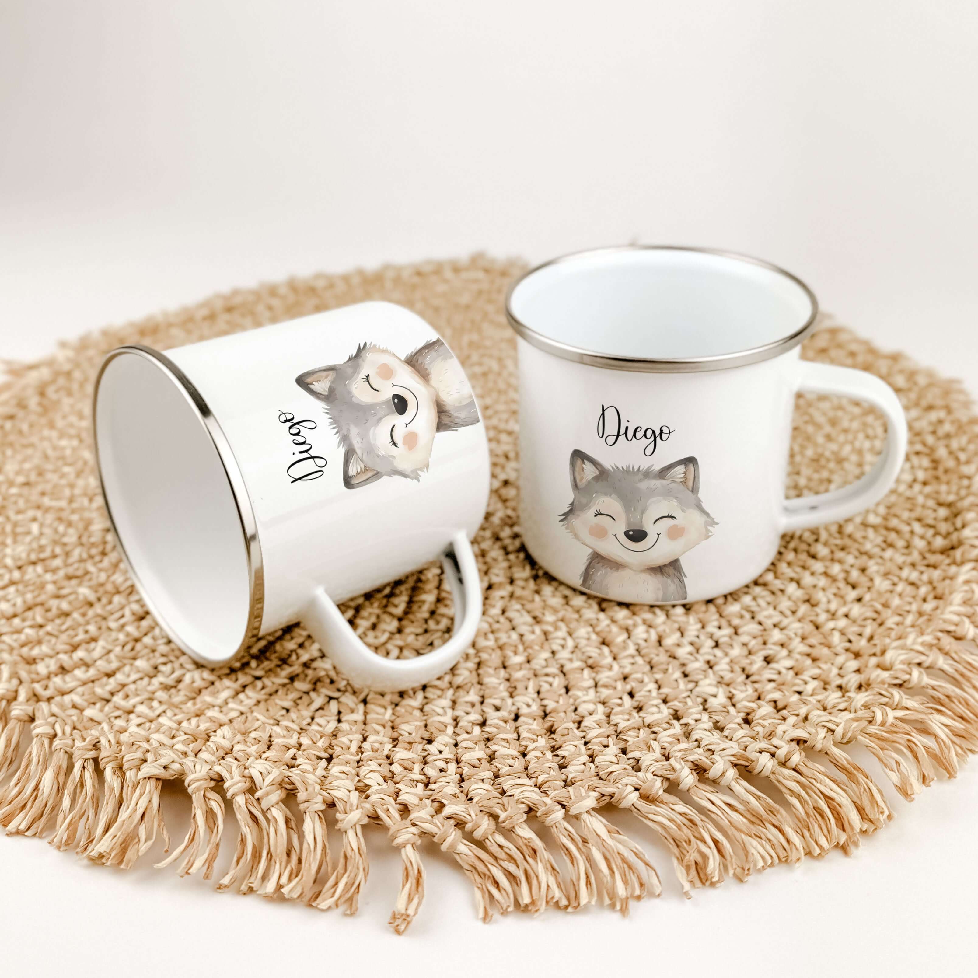 Emaille Tasse Wolf Portrait-famprints-Emaille Tasse-Entdecke die Emaille Tasse Wolf Portrait – dein perfekter Begleiter für den Alltag! Mit einer praktischen Füllmenge von 300 ml bietet die Tasse genügend Platz für deine Lieblingsgetränke. Sie ist BPA-fre